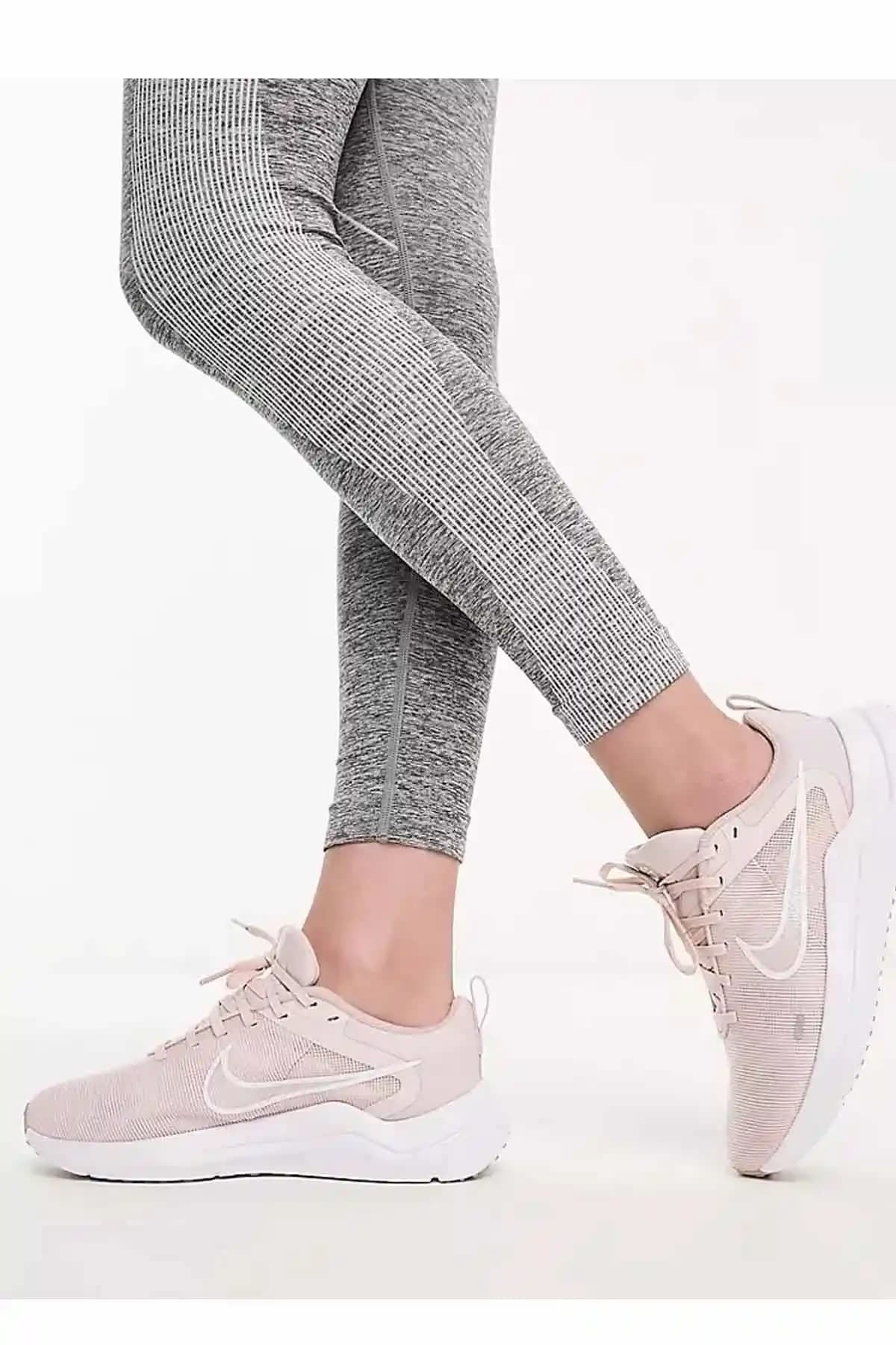 Pudra Pembe Nike Spor Ayakkabıları: Şıklık ve Konforun Buluştuğu Modern Seçenekler