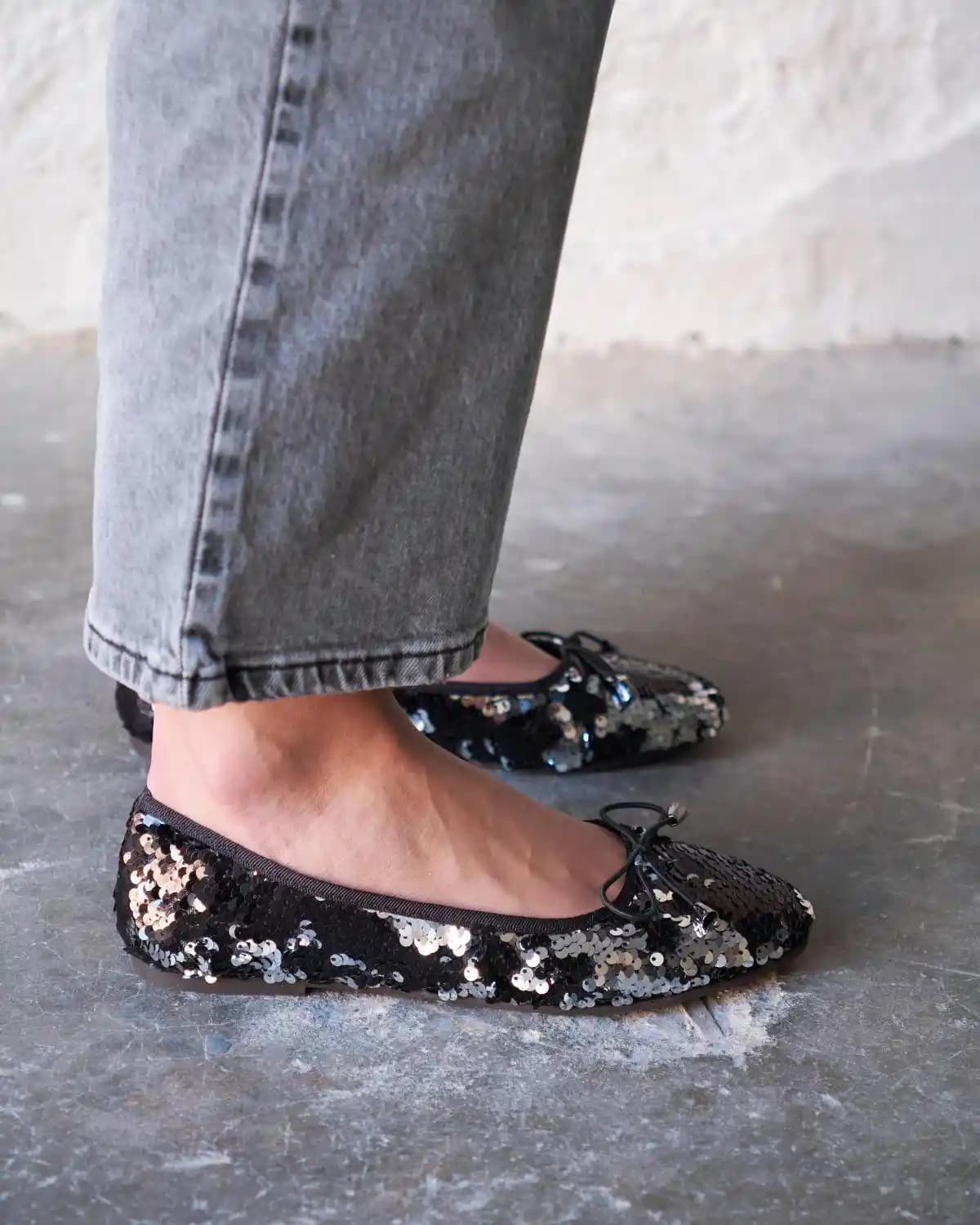 Pullu Babetler: Şıklık ve Konforu Bir Arada Sunan Modern Ayakkabı Seçenekleri