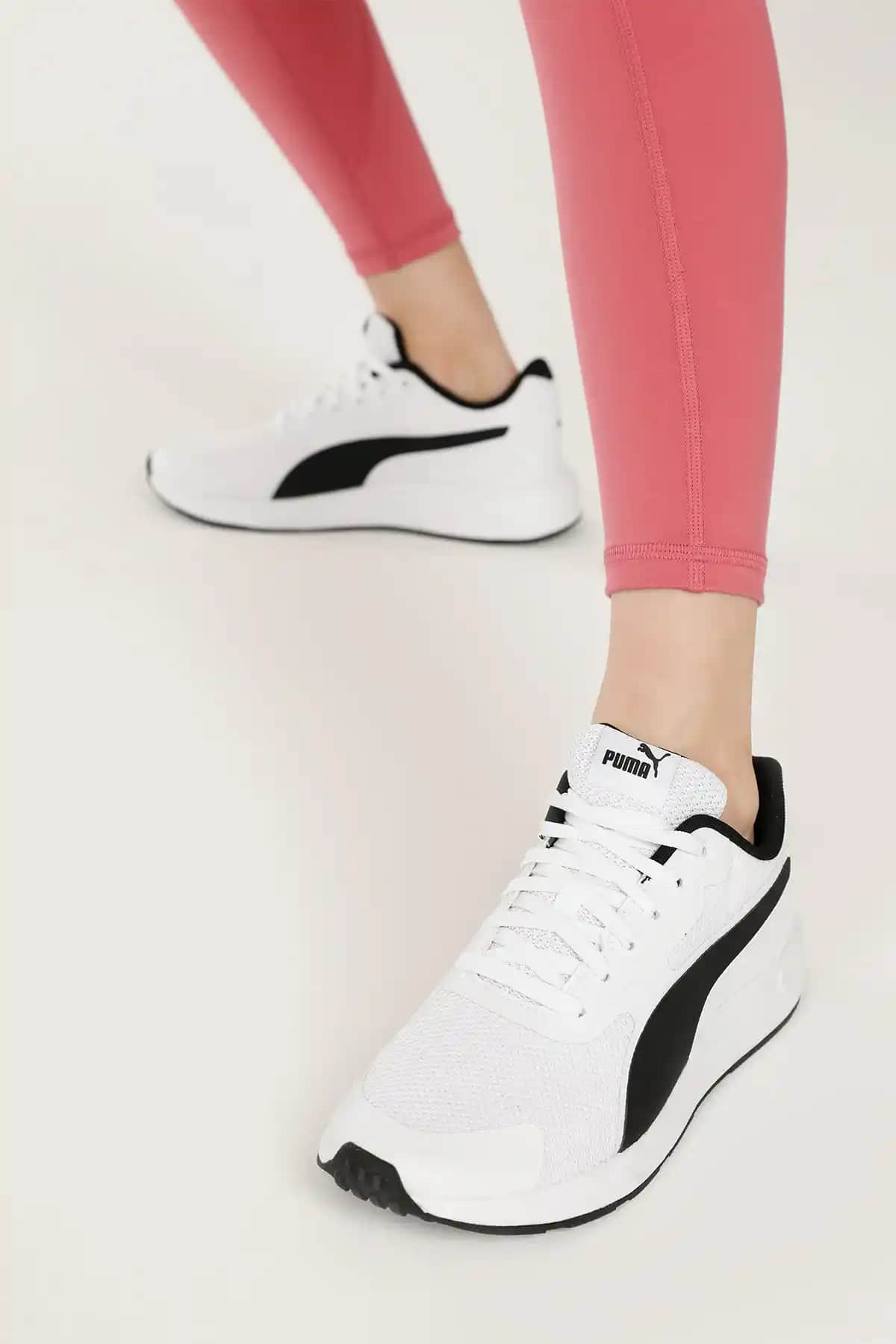 PUMA Beyaz Koşu Ayakkabısı: Performans ve Şıklığın Modern Buluşması
