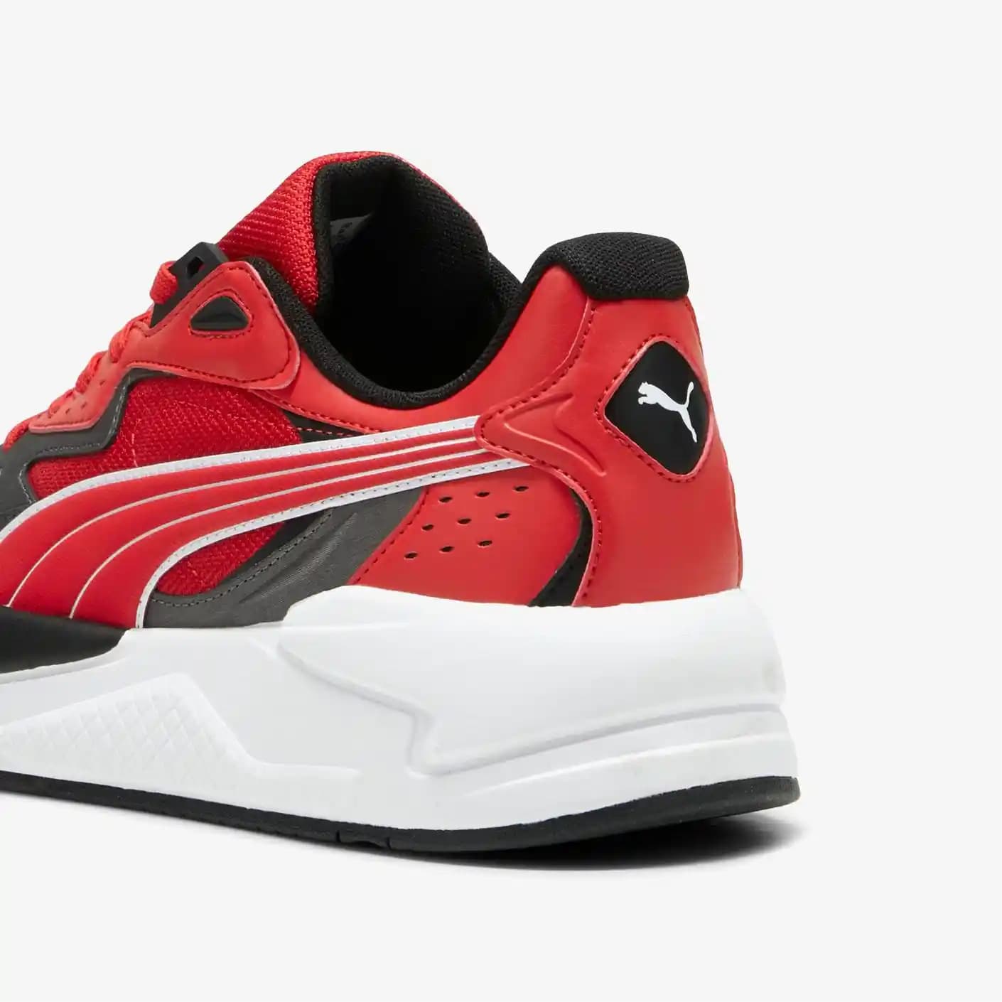 PUMA Erkek Spor Ayakkabıları Kırmızı Renk Seçeneğiyle Performans ve Şıklığın Buluşması