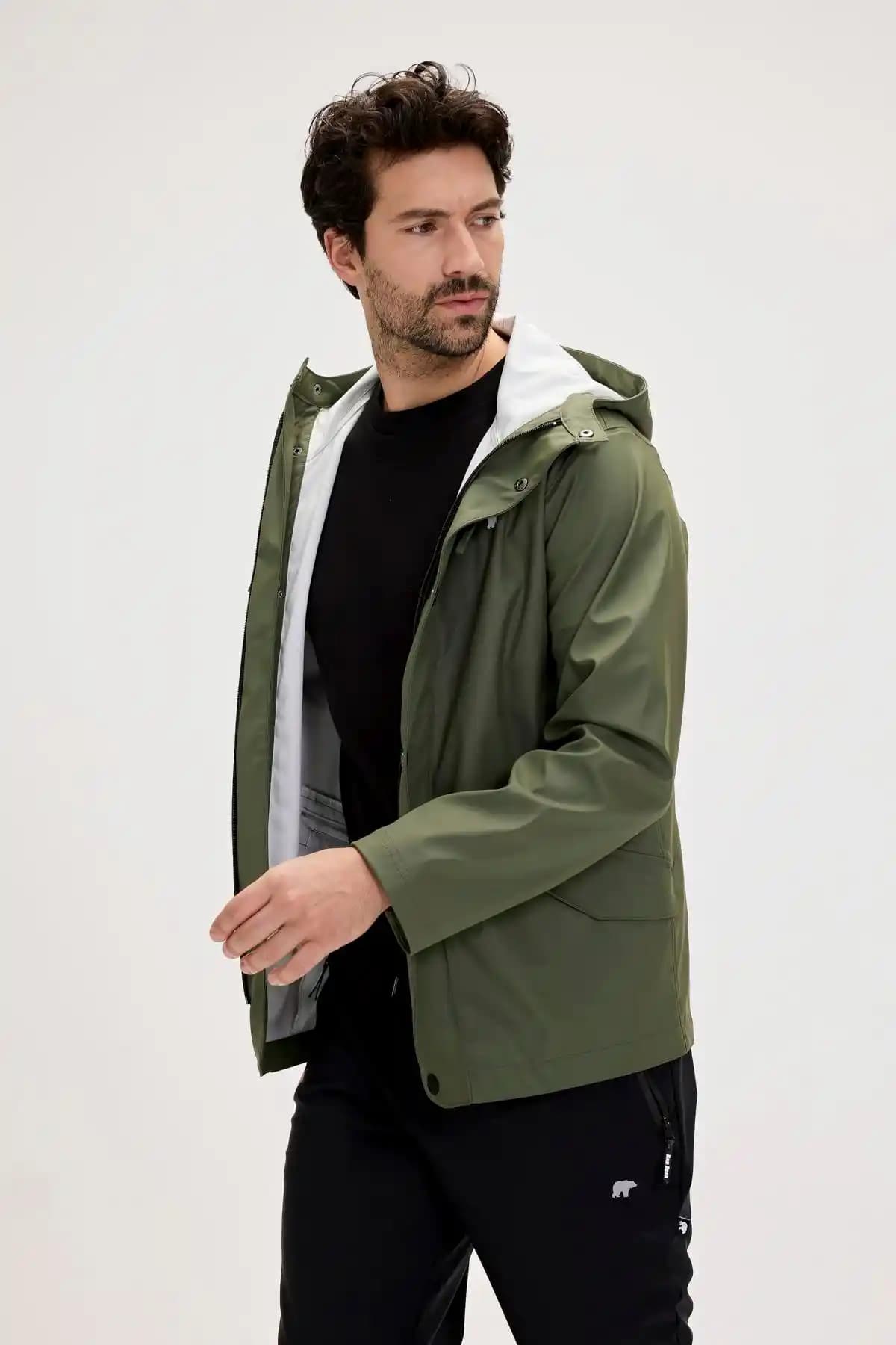 Quiksilver Yağmurlukları: Şıklık ve Fonksiyonelliği Bir Arada Sunan Modern Tasarımlar