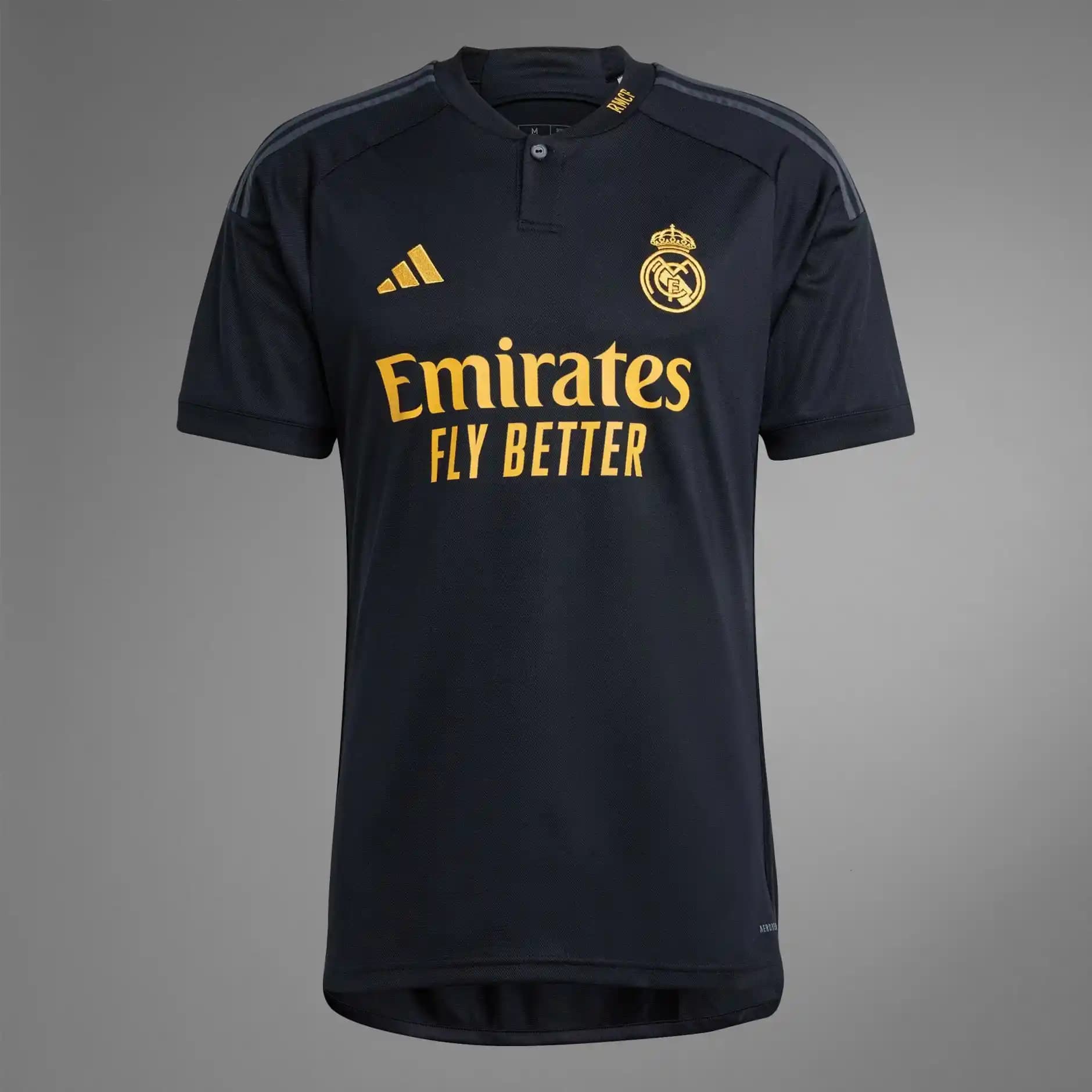 Real Madrid 23-24 Sezon Forma ve Aksesuarlarıyla Şıklık ve Fonksiyonellik