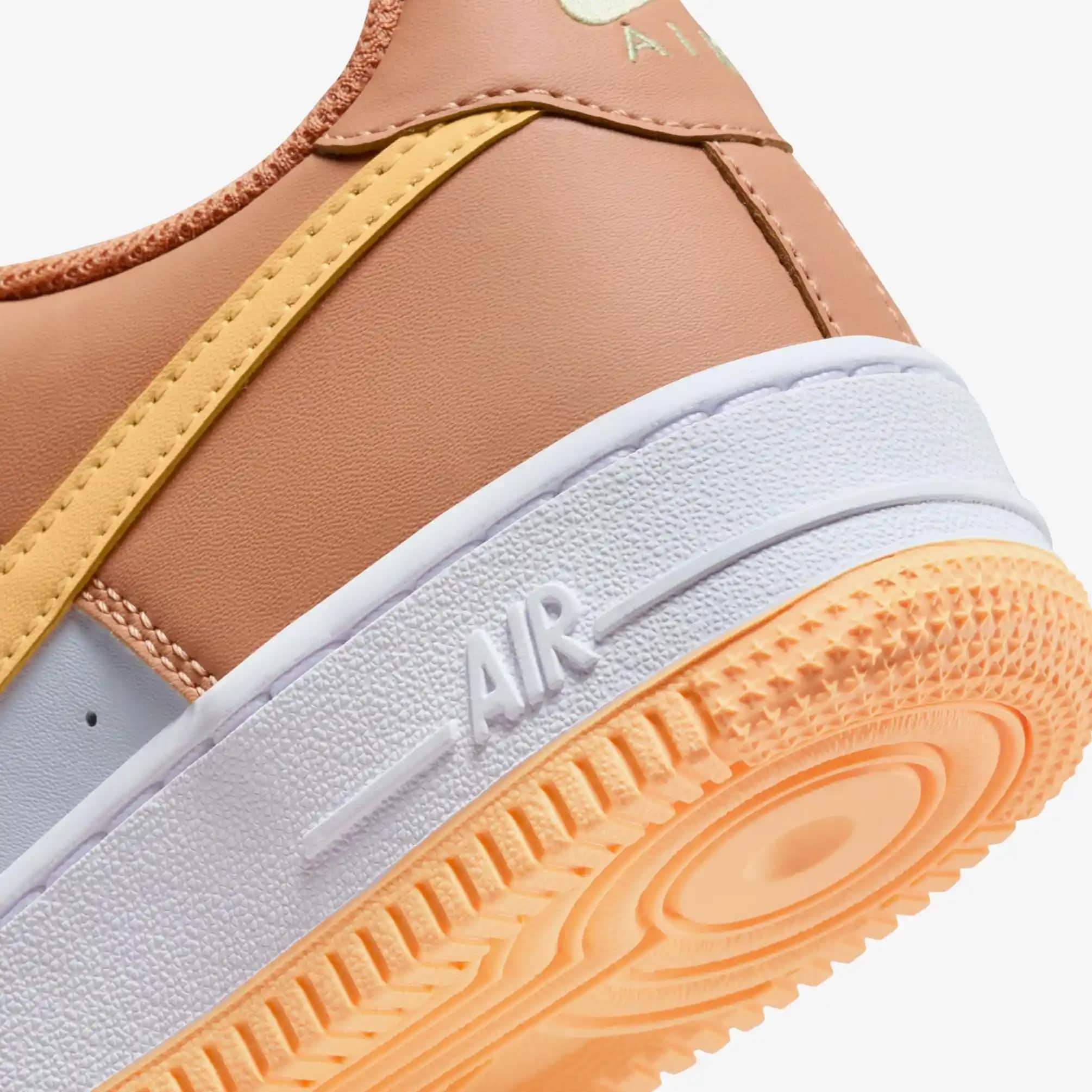 Renkli Air Force Sneaker Modası: Kişisel Tarz ve Renklerin Gücü