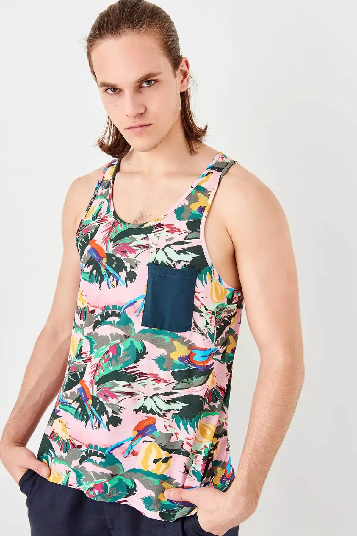 Renkli Erkek Atletleri: Günümüz Moda Trendlerinin Vazgeçilmez Parçası