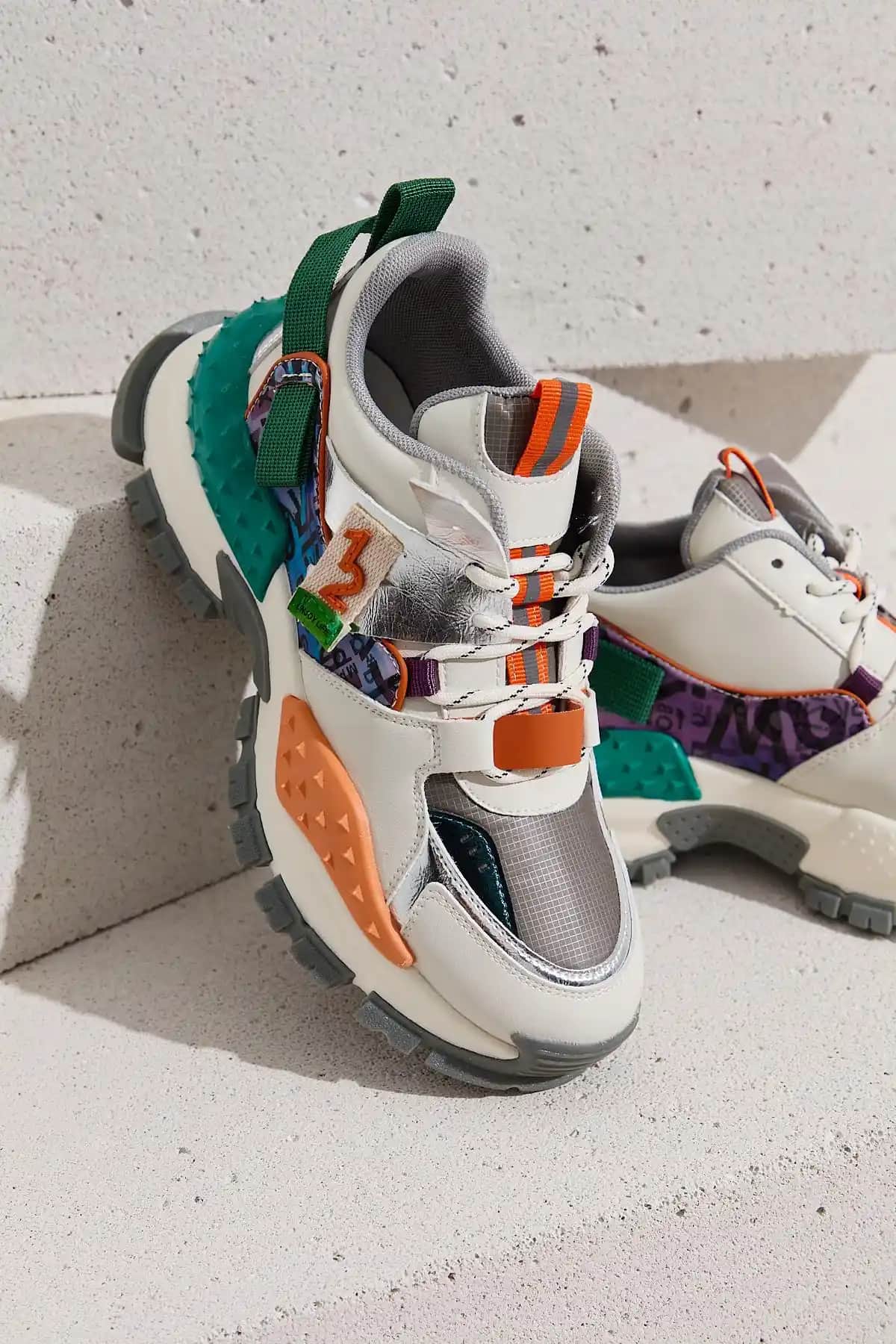 Renkli Taban Spor Ayakkabılar: Moda ve Fonksiyonun Buluştuğu Modern Trendler