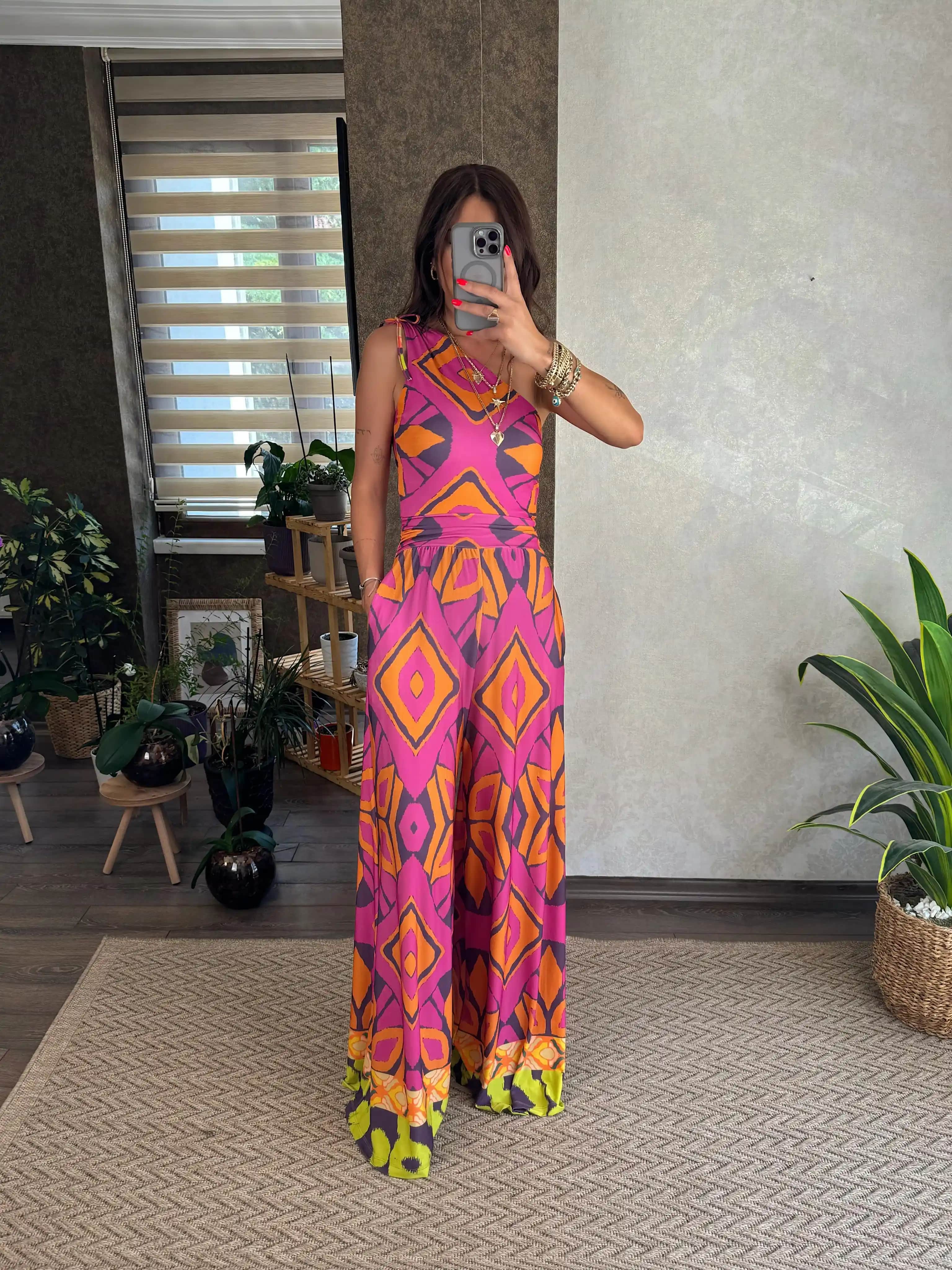 Renkli Tulum Modası: Trendler, Kombinasyonlar ve Stil İpuçları