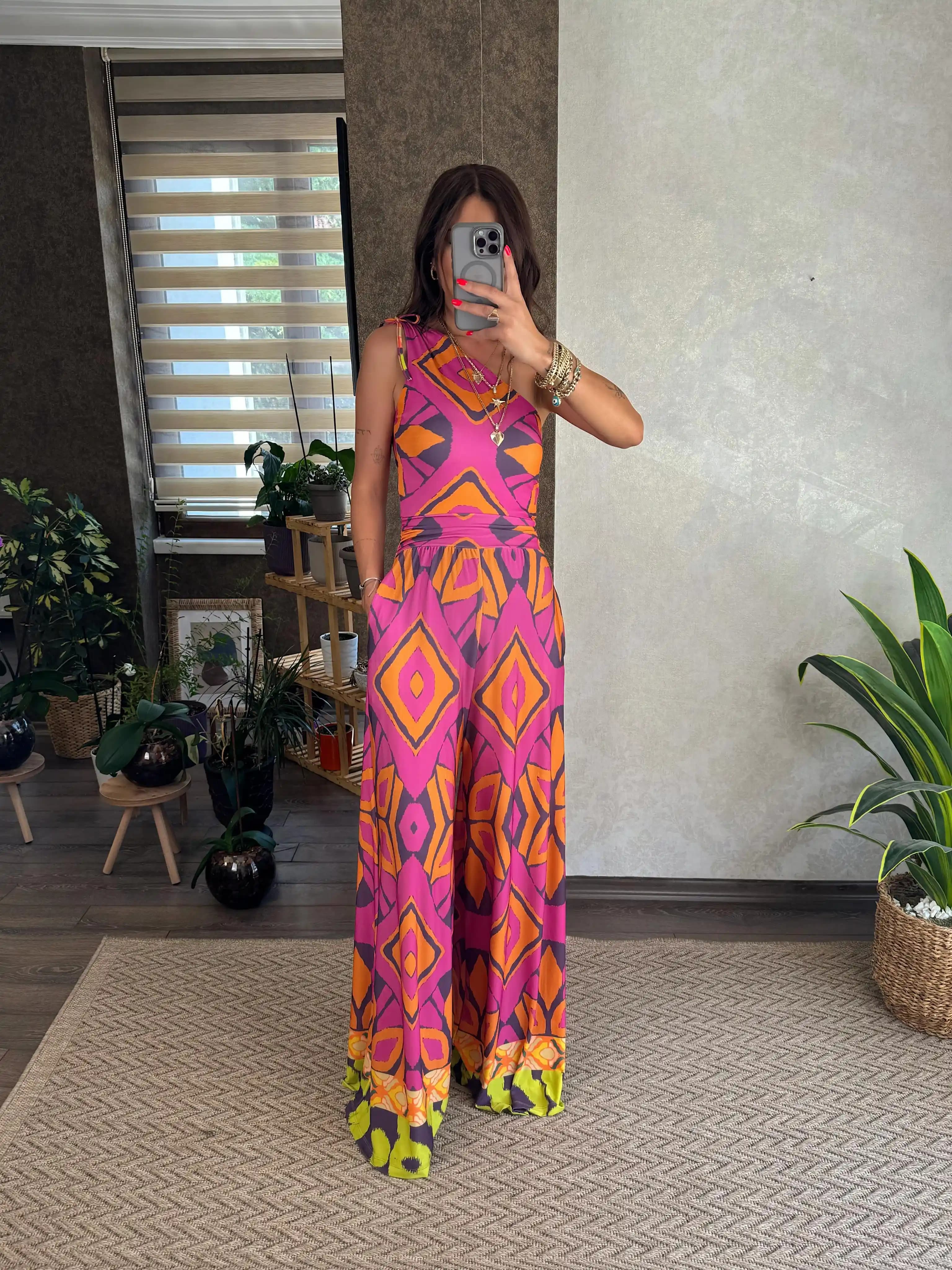 Renkli Tulum Modası: Trendler, Kombinasyonlar ve Stil İpuçları