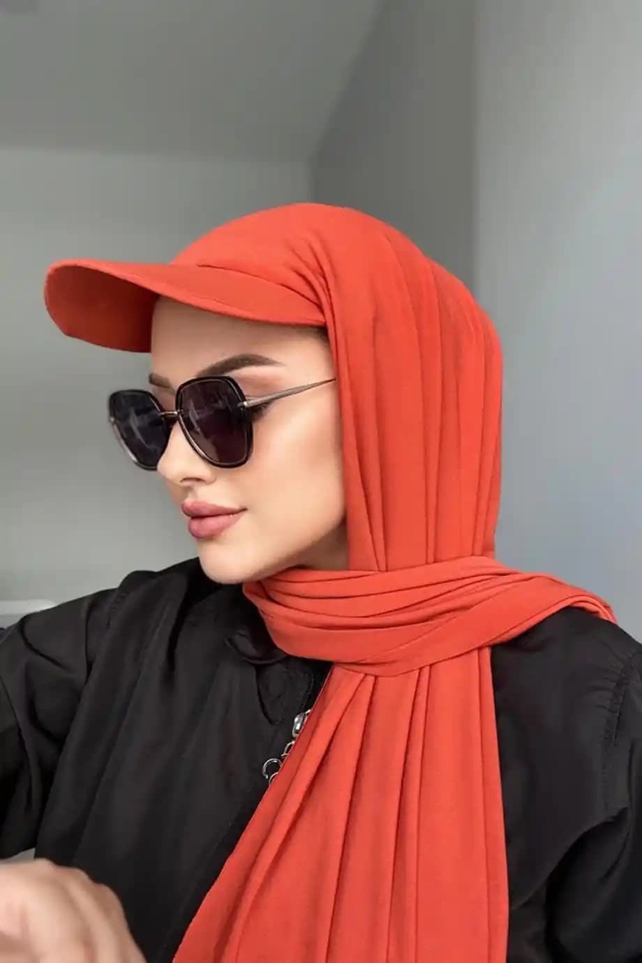 Sapkali Bone Nedir Nasıl Kombinlenir ve Bakım İpuçlarıyla Stilinizi Yükseltin