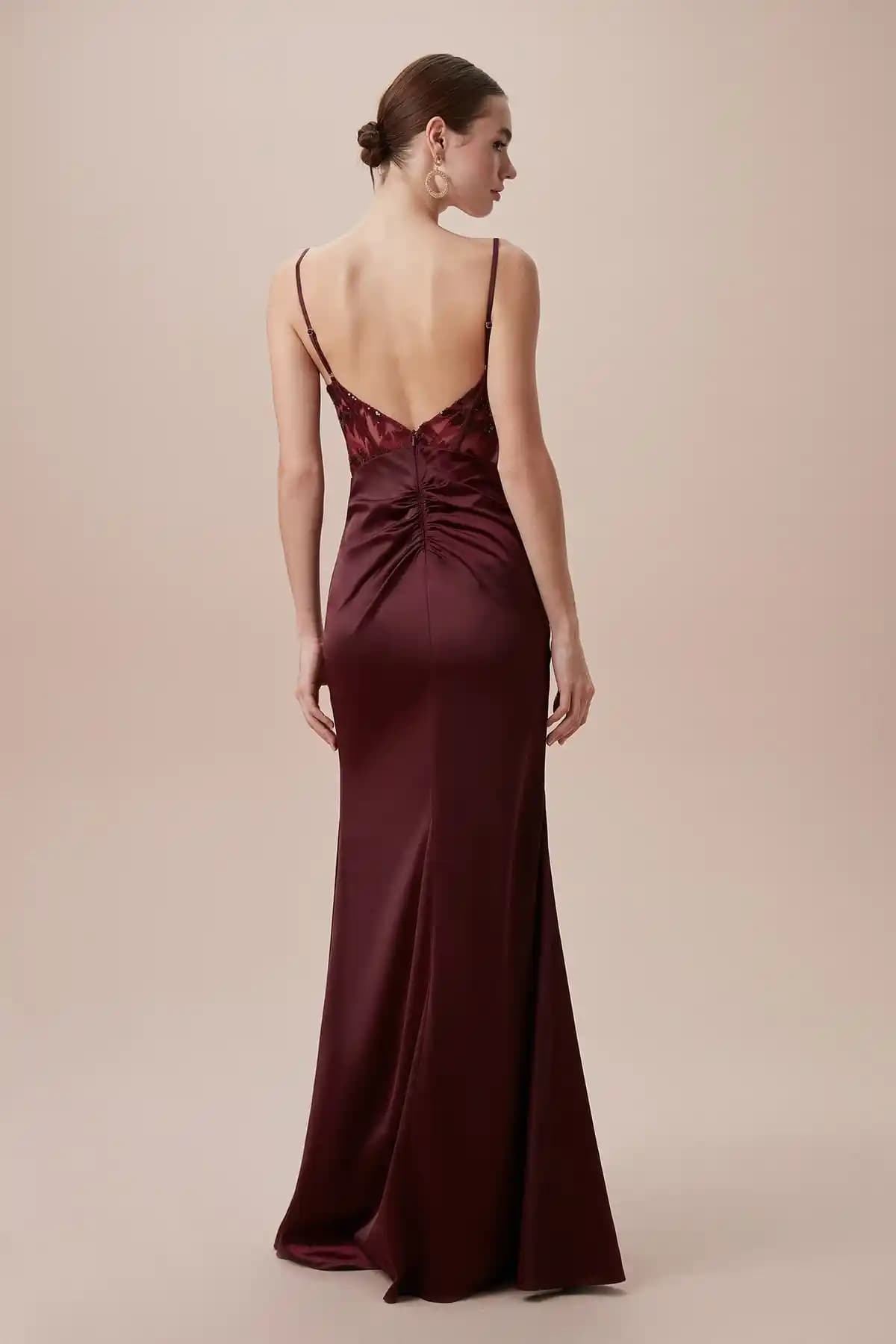 Sarap Rengi Moda ve Aksesuar Seçenekleriyle Zarif ve Duygusal Bir Tarz Yaratın