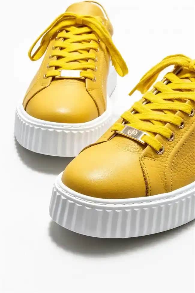 Sarı Erkek Spor Ayakkabıları: Enerjik ve Şık Bir Tarz Yaratmanın Yolları