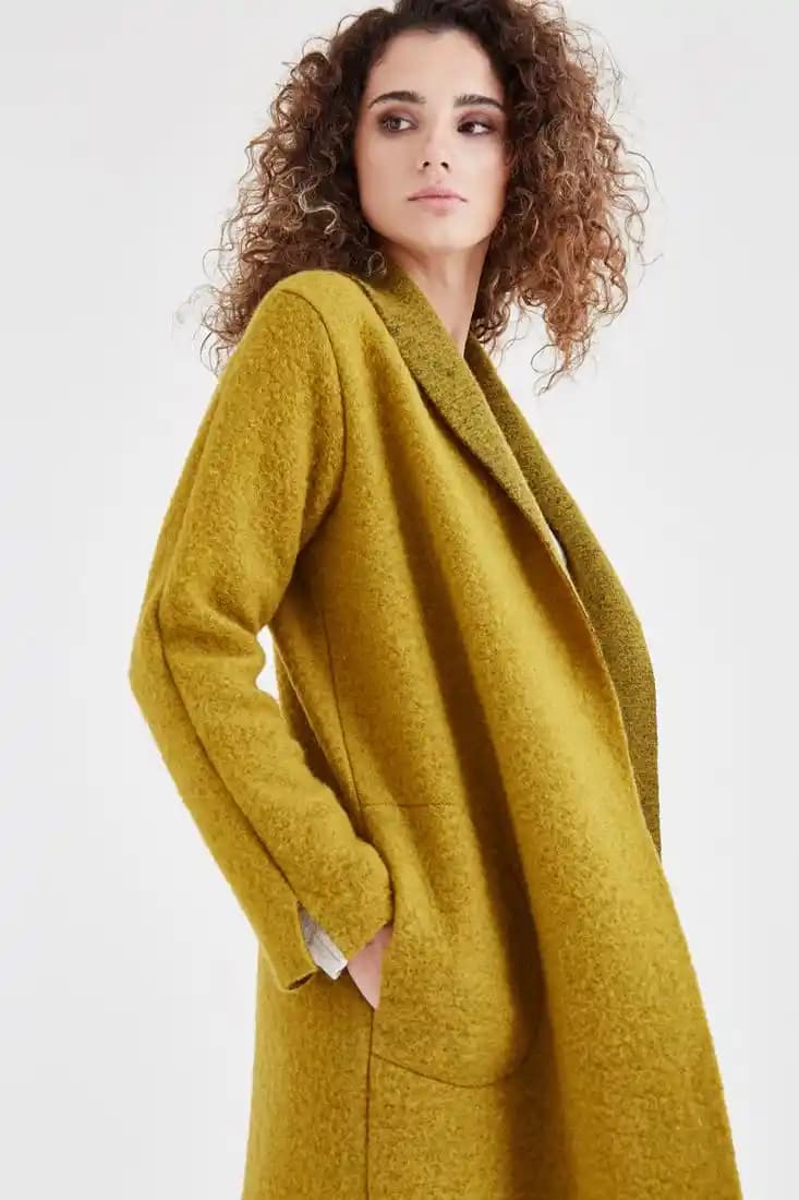 Sarı Kaban: Kış Aylarında Şıklık ve Fonksiyonellik Sunan Modaya Uygun Seçenekler