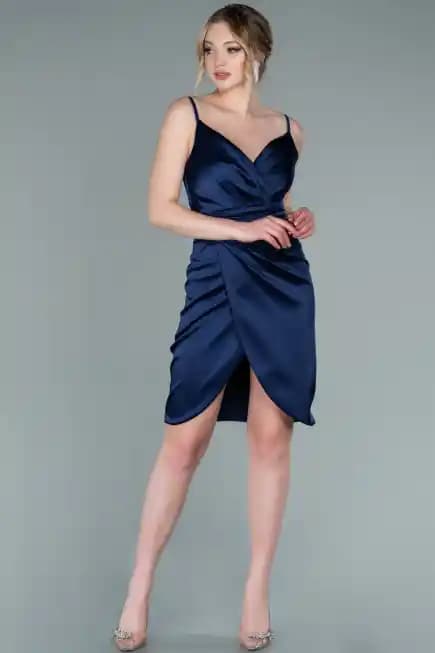 Saten Kısa Abiyeler: Modern ve Zarif Gece Kıyafetleri Trendleri ve Kombinasyonlar