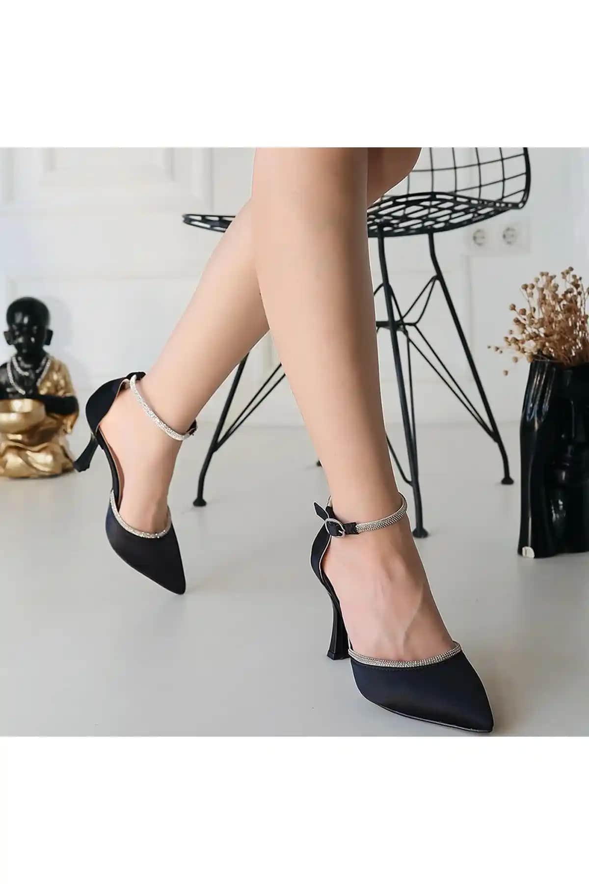 Saten Topuklu Ayakkabılar: Zarafet ve Şıklığın Modern Moda İkonu