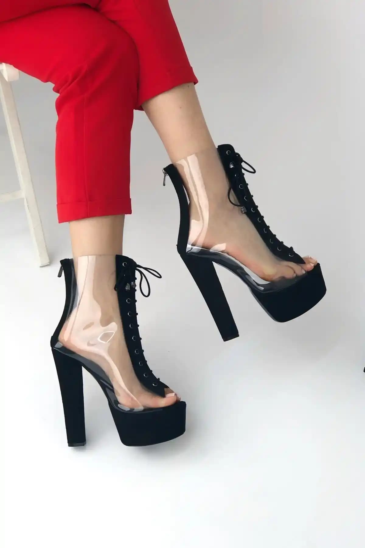 Şeffaf Ayakkabılar: Moda ve Fonksiyonelliğin Buluştuğu Güncel Trend Analizi