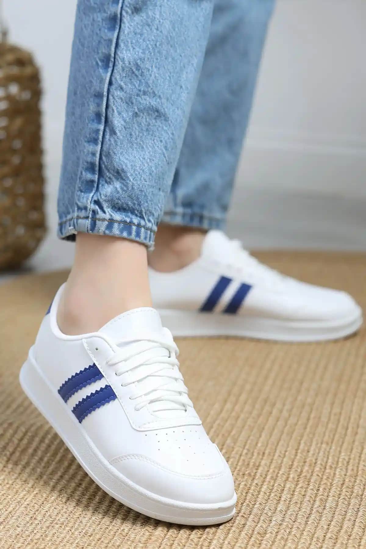 Şeritli Ayakkabılar Moda Dünyasında Yenilikçi ve Şık Bir Trend Oluyor