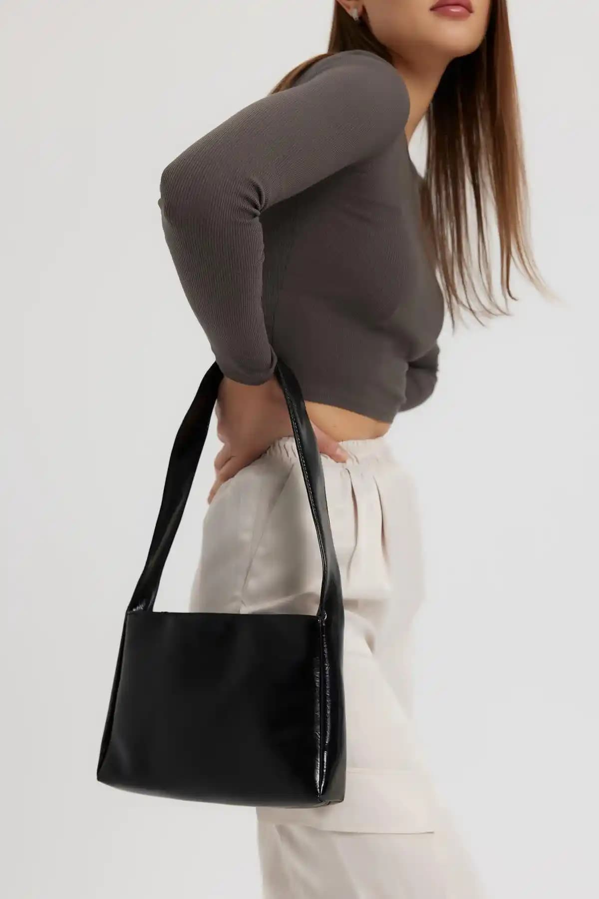 Siyah Baget Çanta Modelleri ve Kombin İpuçlarıyla Şıklığı Yakalayın