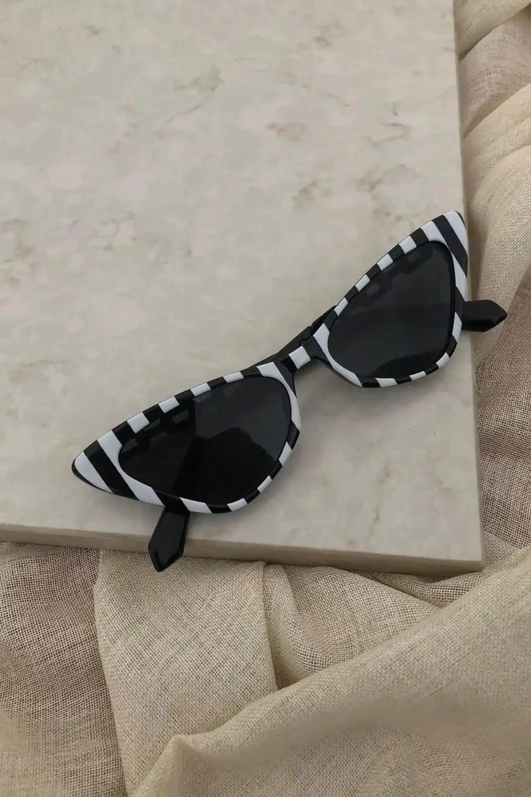 Siyah Beyaz Gözlüklerin Moda ve Fonksiyonellikteki Yeri ve Seçim İpuçları