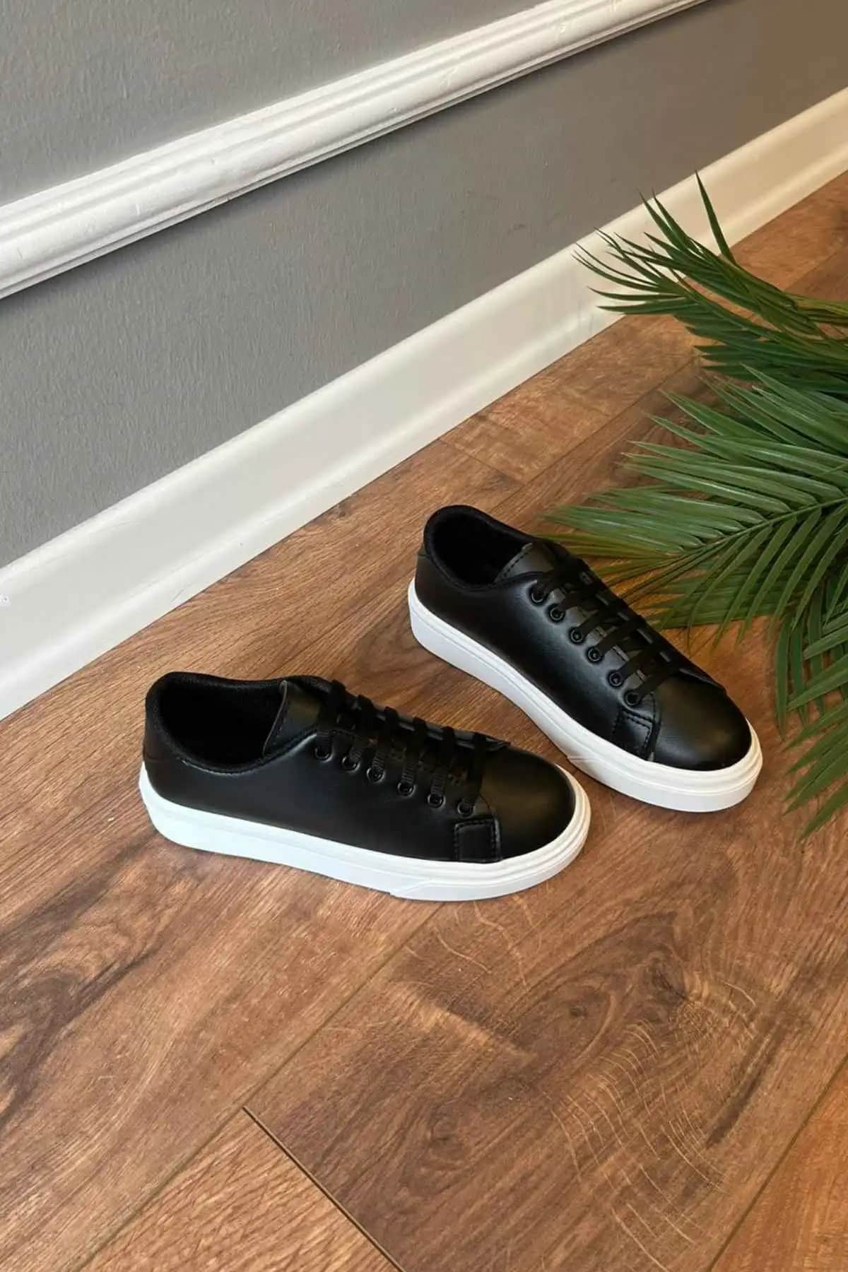 Siyah Beyaz Sneakerlar: Moda ve Konforu Bir Arada Sunan En Popüler Tercihler