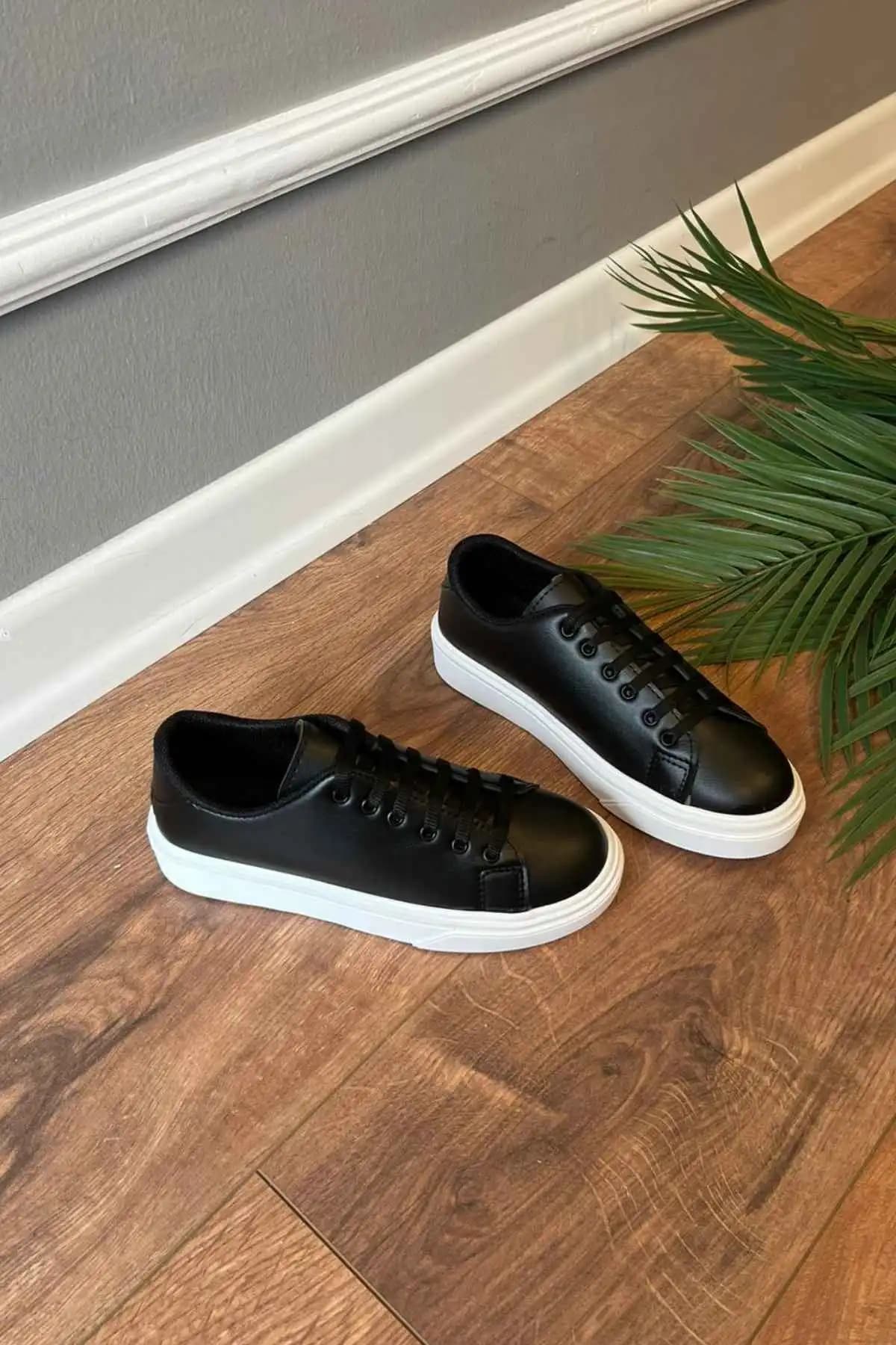 Siyah Beyaz Sneakerlar: Moda ve Konforu Bir Arada Sunan En Popüler Tercihler