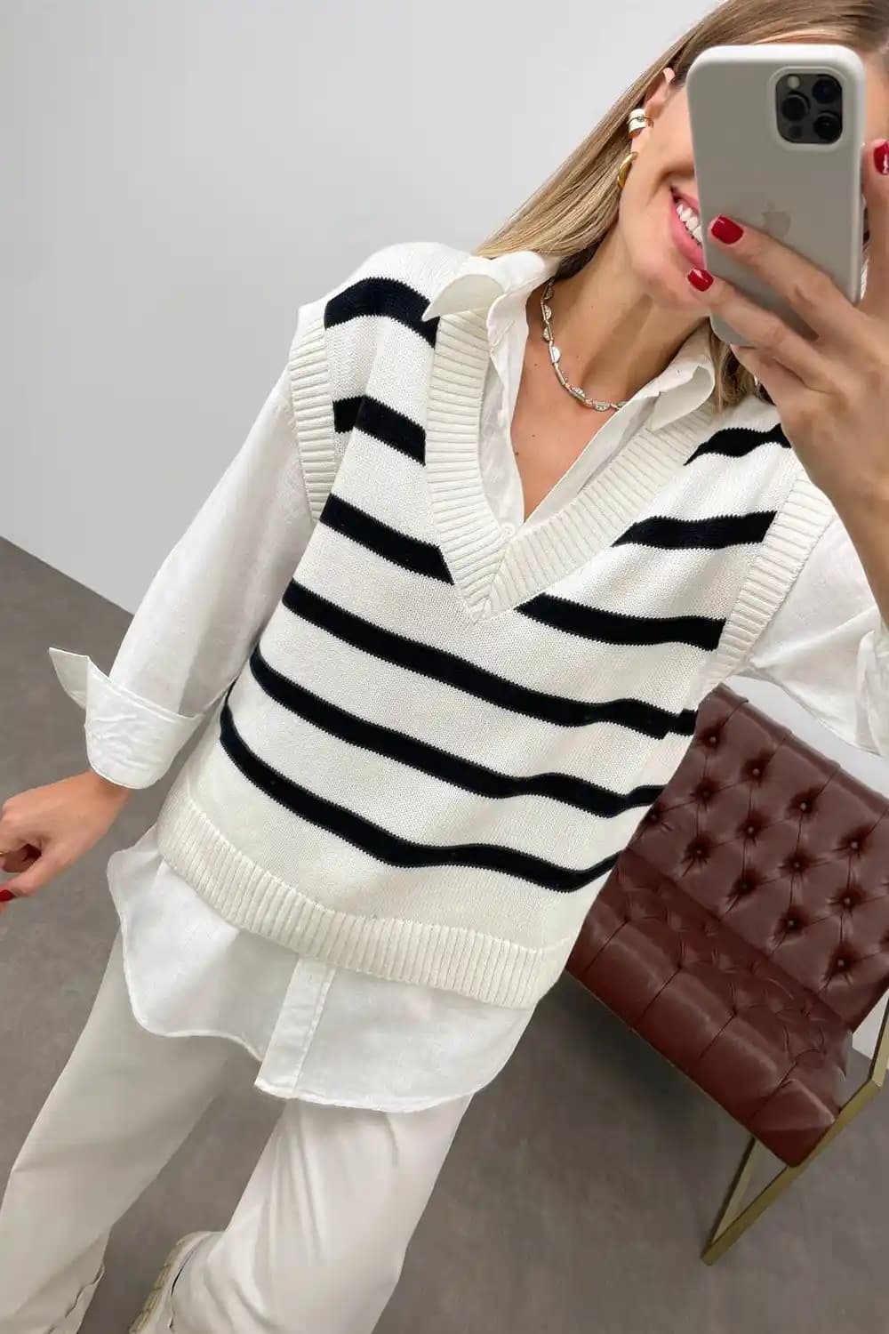 Siyah Beyaz Süveter Modada Zamansız Şıklık ve Çok Yönlü Kullanım Rehberi