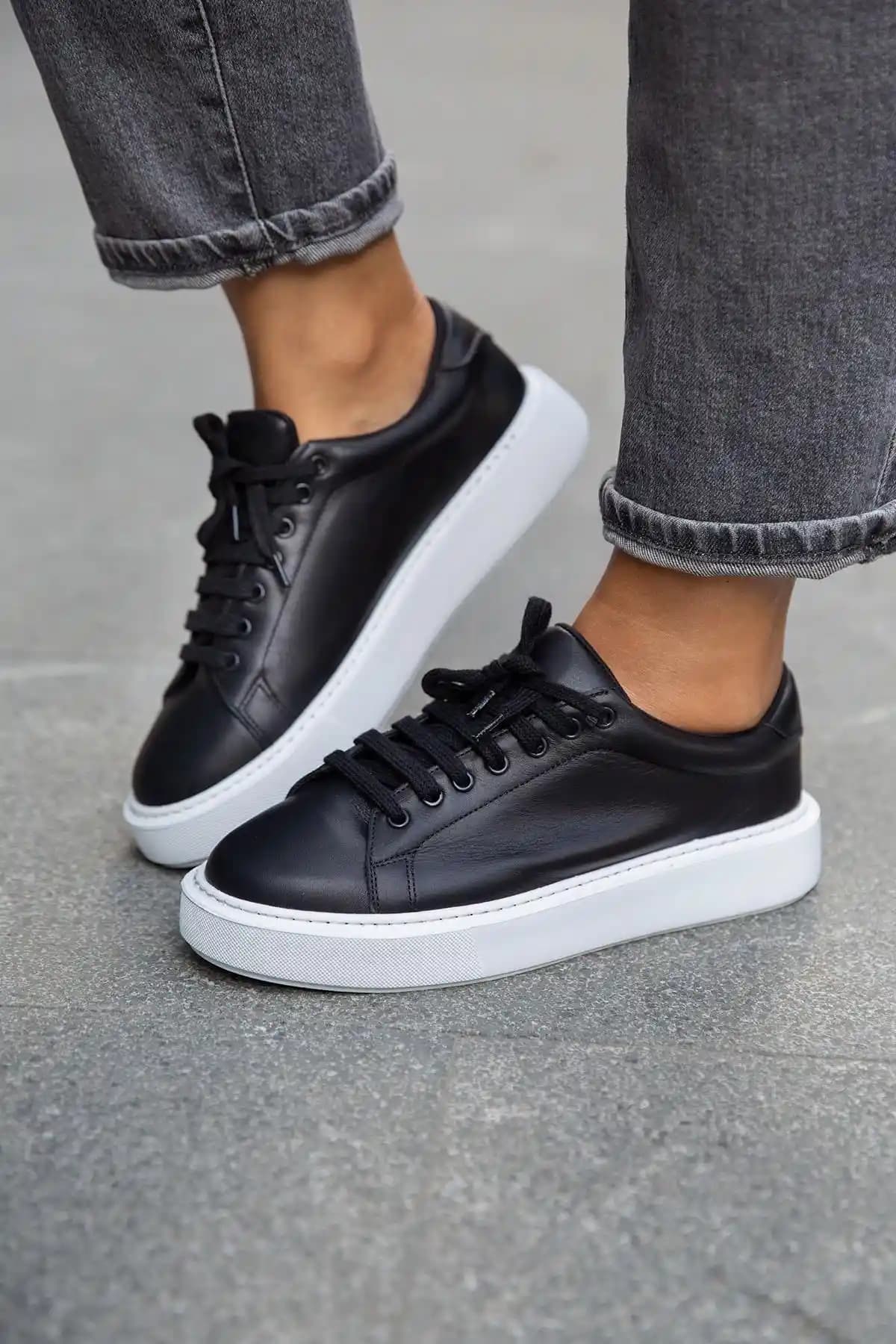 Siyah Deri Sneaker Modada Şıklık ve Konforun Buluşması Nasıl Sağlanır