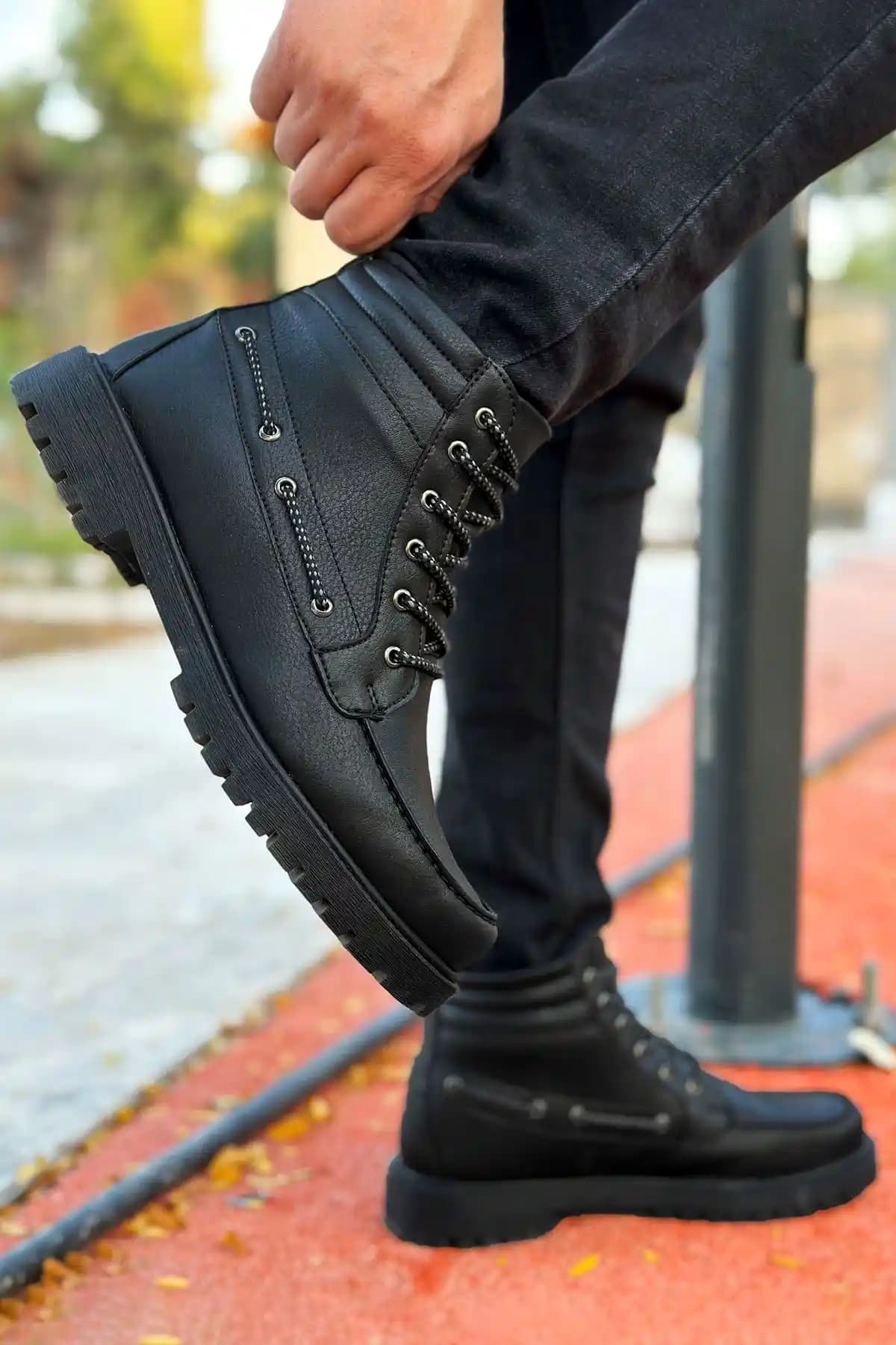 Siyah Erkek Botlar: Şıklık ve İşlevselliğin Modern ve Zamansız Seçenekleri