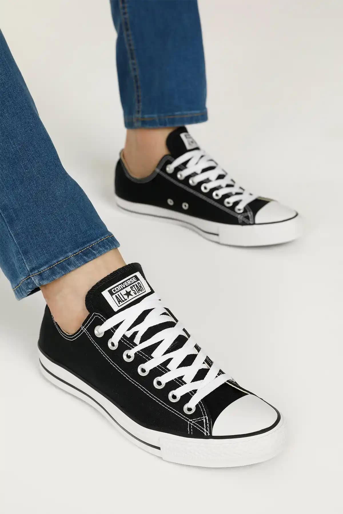 Siyah Erkek Converse Ayakkabıları: Tarz ve Konforun Mükemmel Buluşması