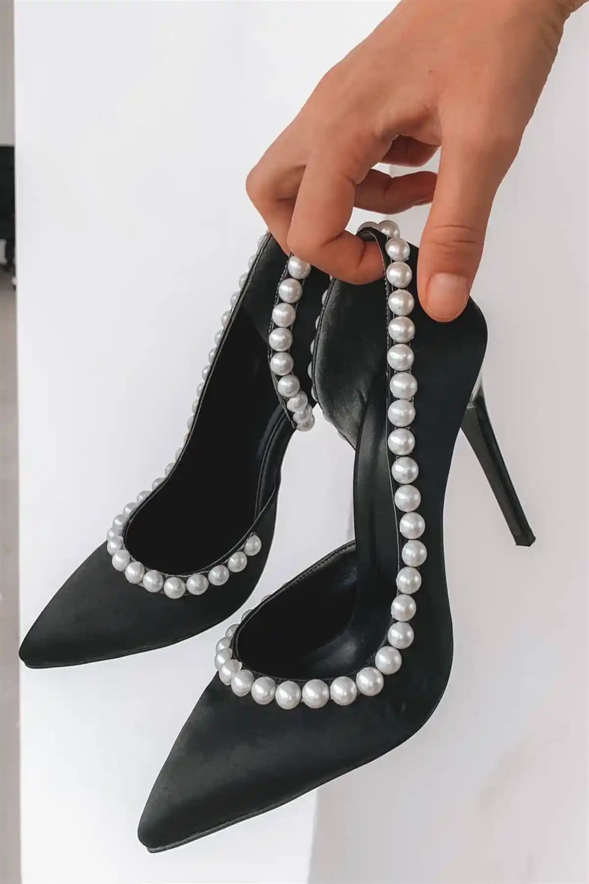 Siyah İnci Detaylı Topuklu Ayakkabılar: Zarafet ve Şıklığın Modern Yansıması
