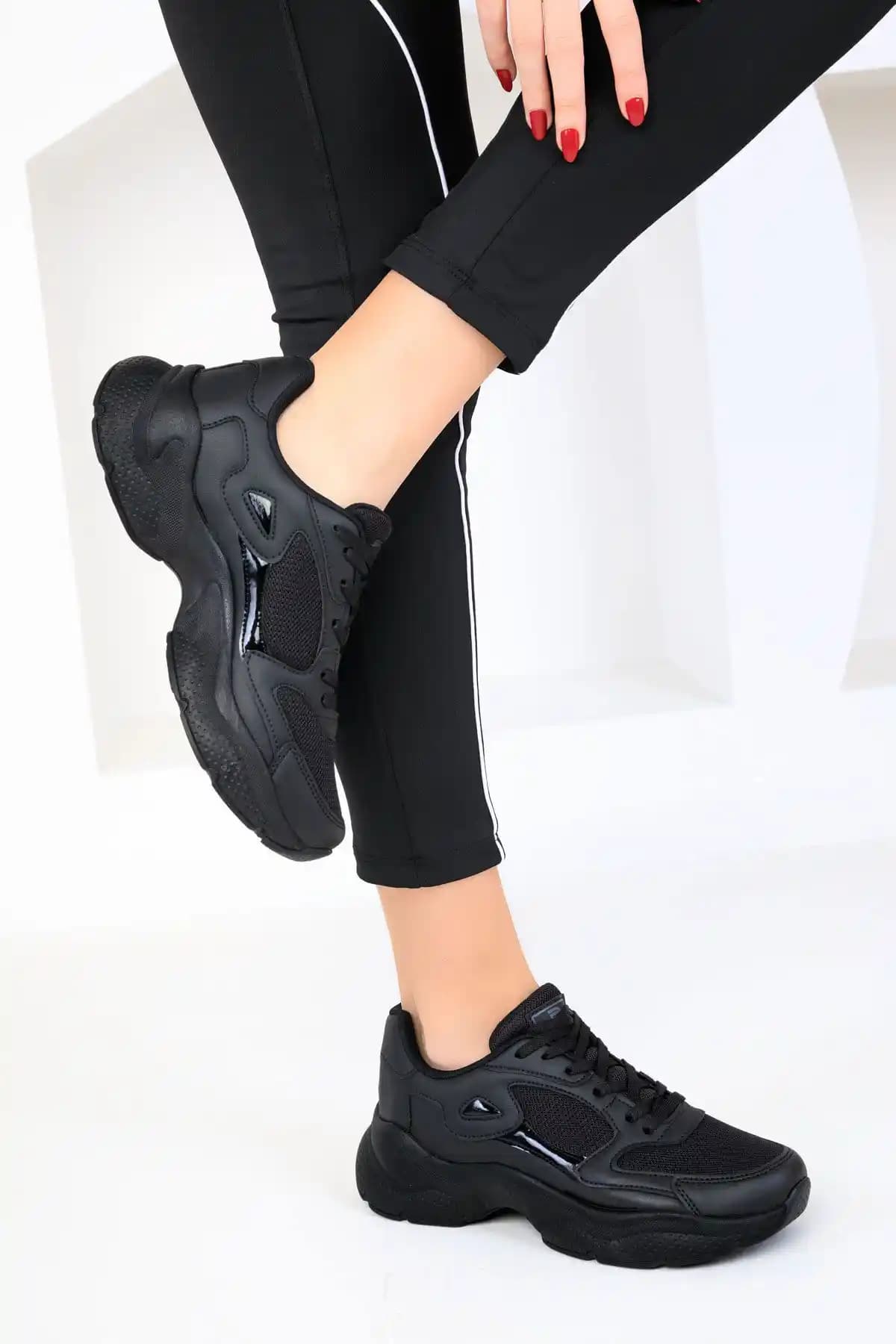 Siyah Kadın Sneaker Modelleri ve Kombin İpuçlarıyla Stilinizde Fark Yaratın