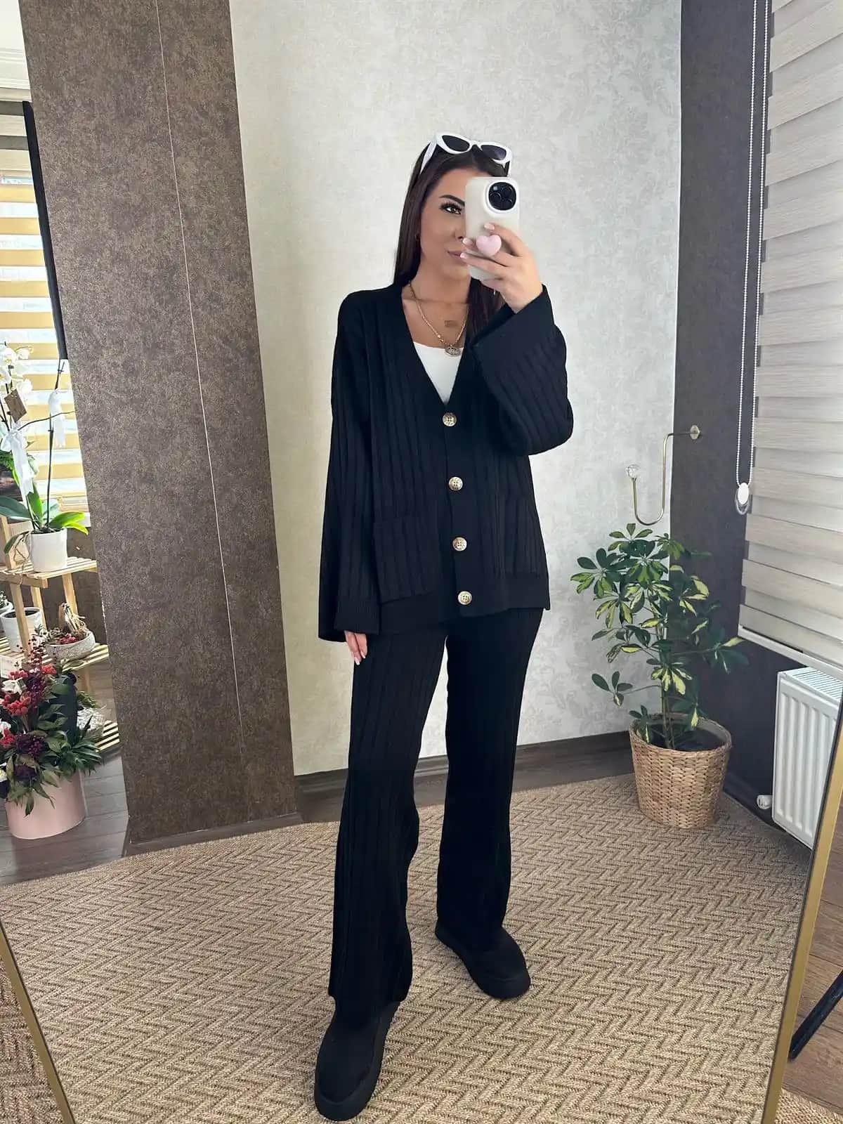 Siyah Kadın Takımlarıyla Şıklık ve Gücü Yansıtan Modern Stil Rehberi
