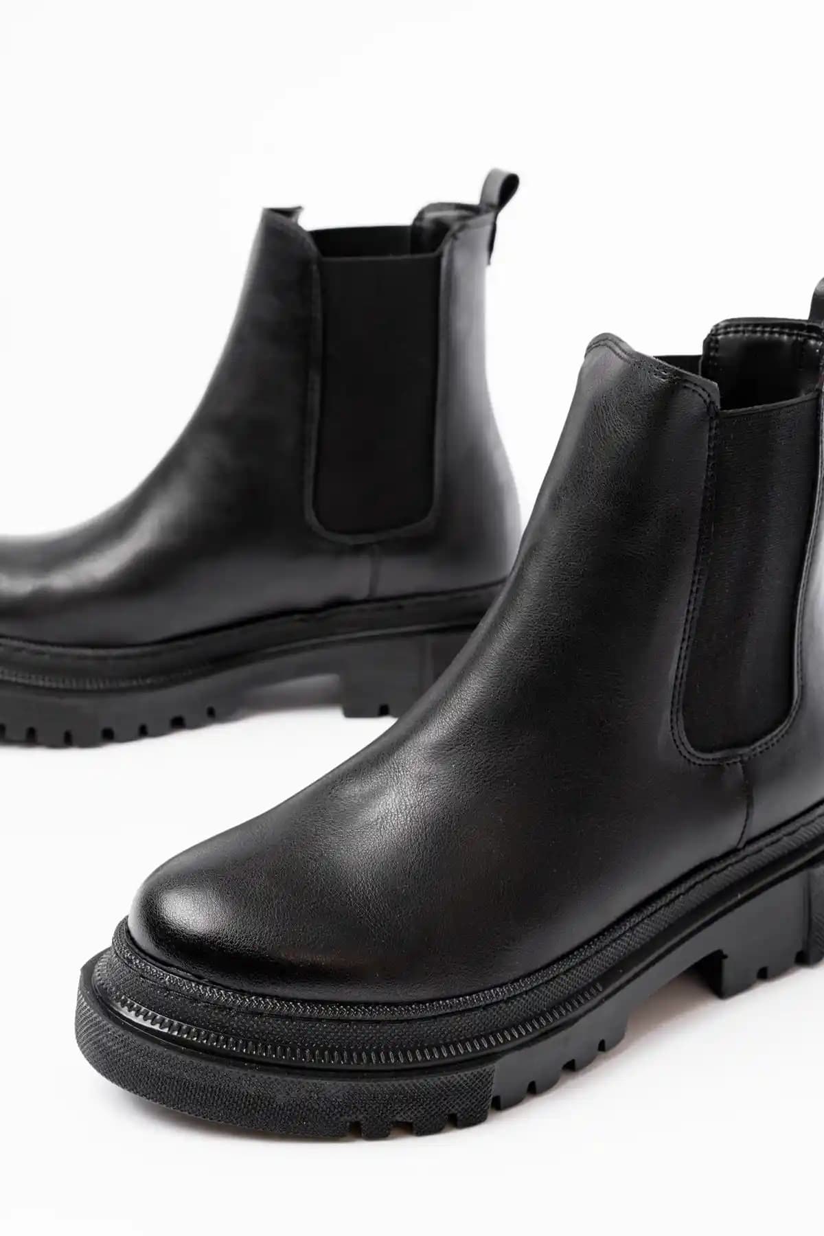 Siyah Lastikli Botlar: Şıklık ve Konforu Bir Araya Getiren En Güncel Modeller