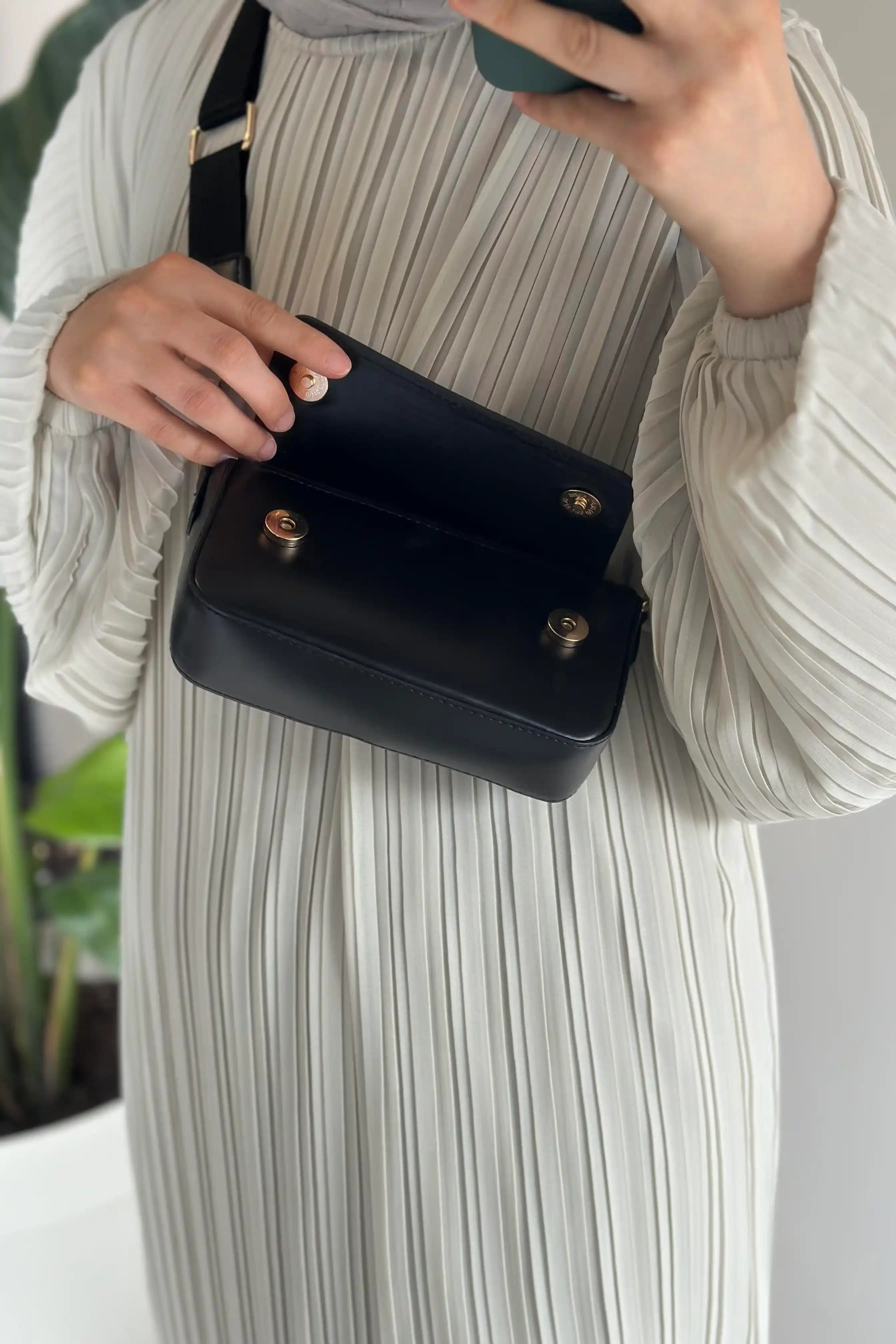 Siyah Mini Çanta: Moda ve Fonksiyonelliğin Uyum İçinde Buluştuğu Şık Aksesuar Rehberi