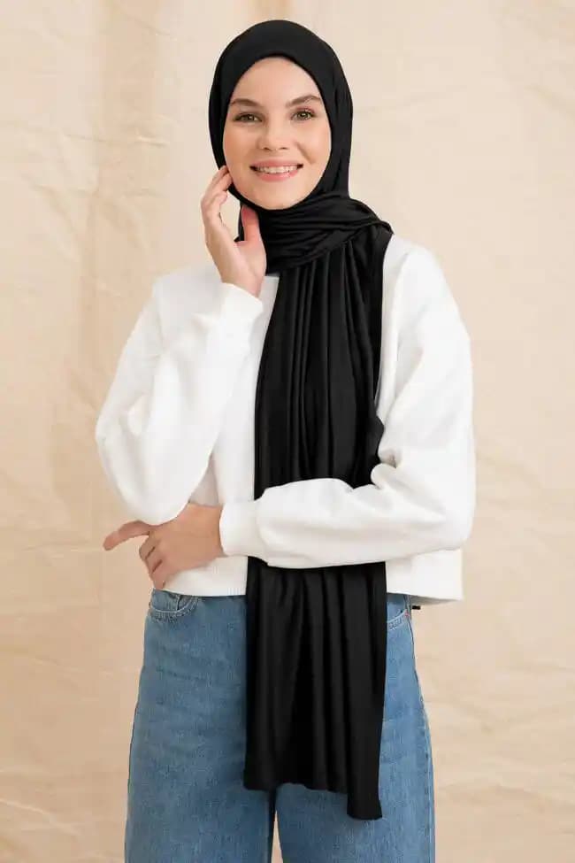 Siyah Penye Şal: Çok Yönlü, Şık ve Konforlu Moda Aksesuarı
