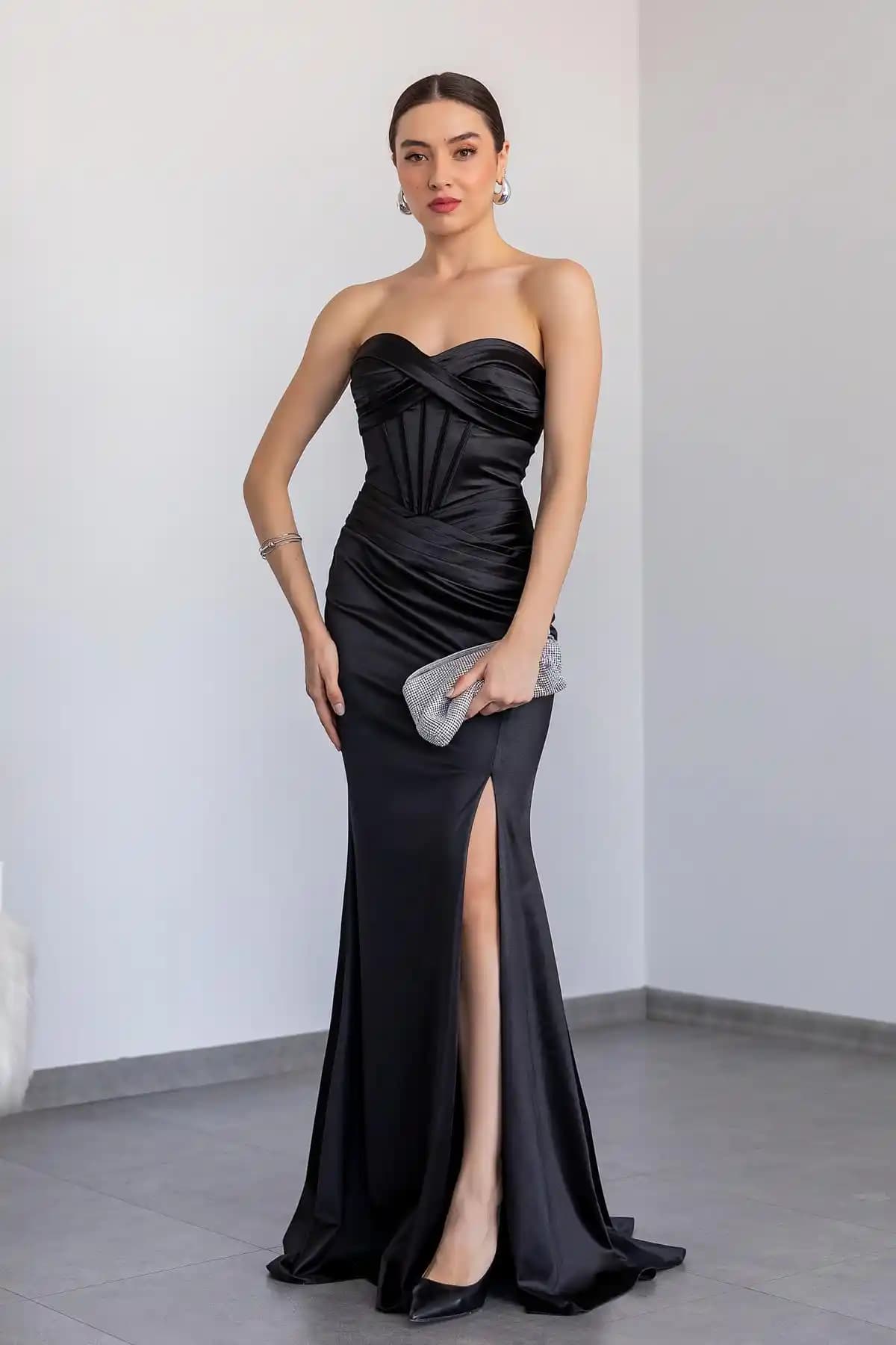 Siyah Saten Abiyeler: Şıklık ve Zarafetin Modern ve Zamansız Yüzü