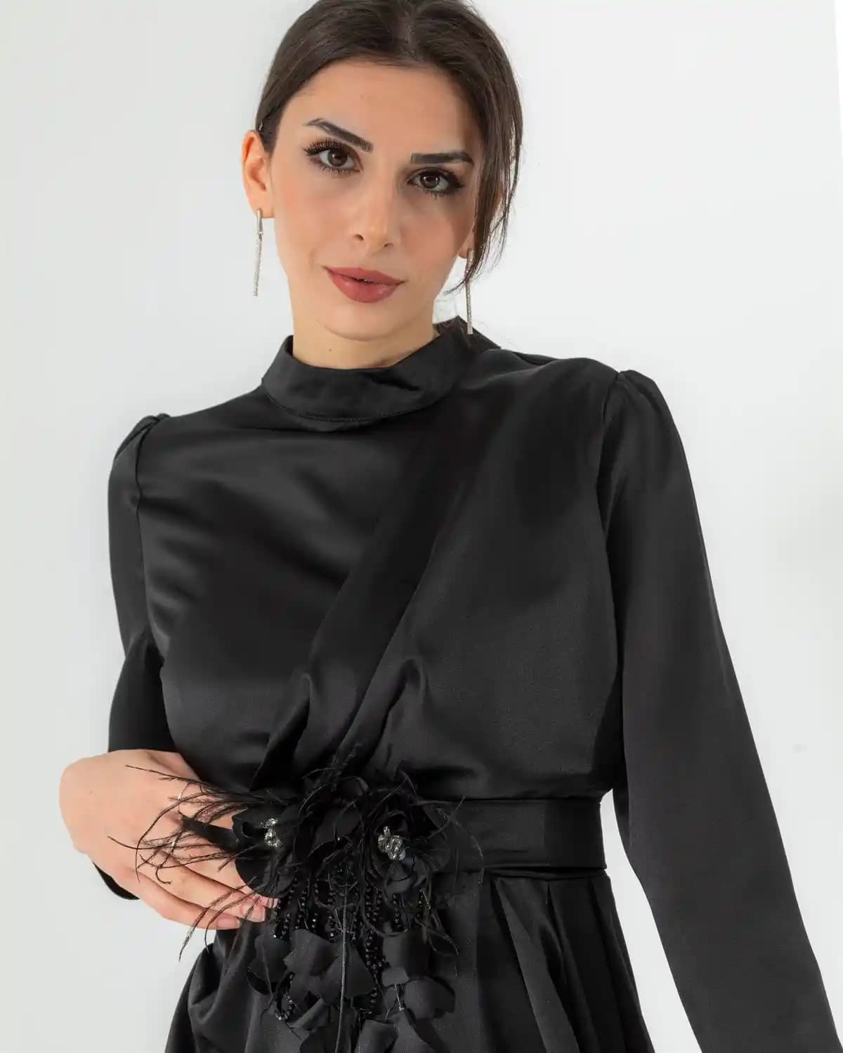 Siyah Saten Kumaşın Tarihi, Özellikleri ve Moda Dünyasındaki Yeri