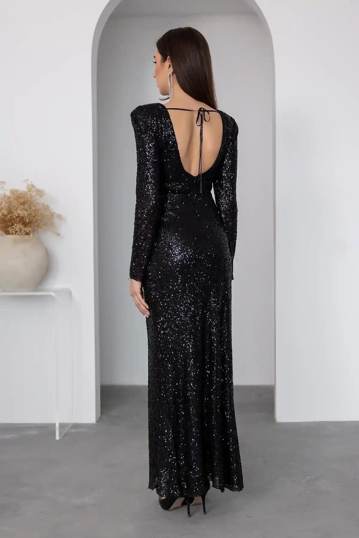 Siyah Sırt Dekolteli Abiyeler: Modern ve Şık Gece Kıyafetleri Trendleri 2025