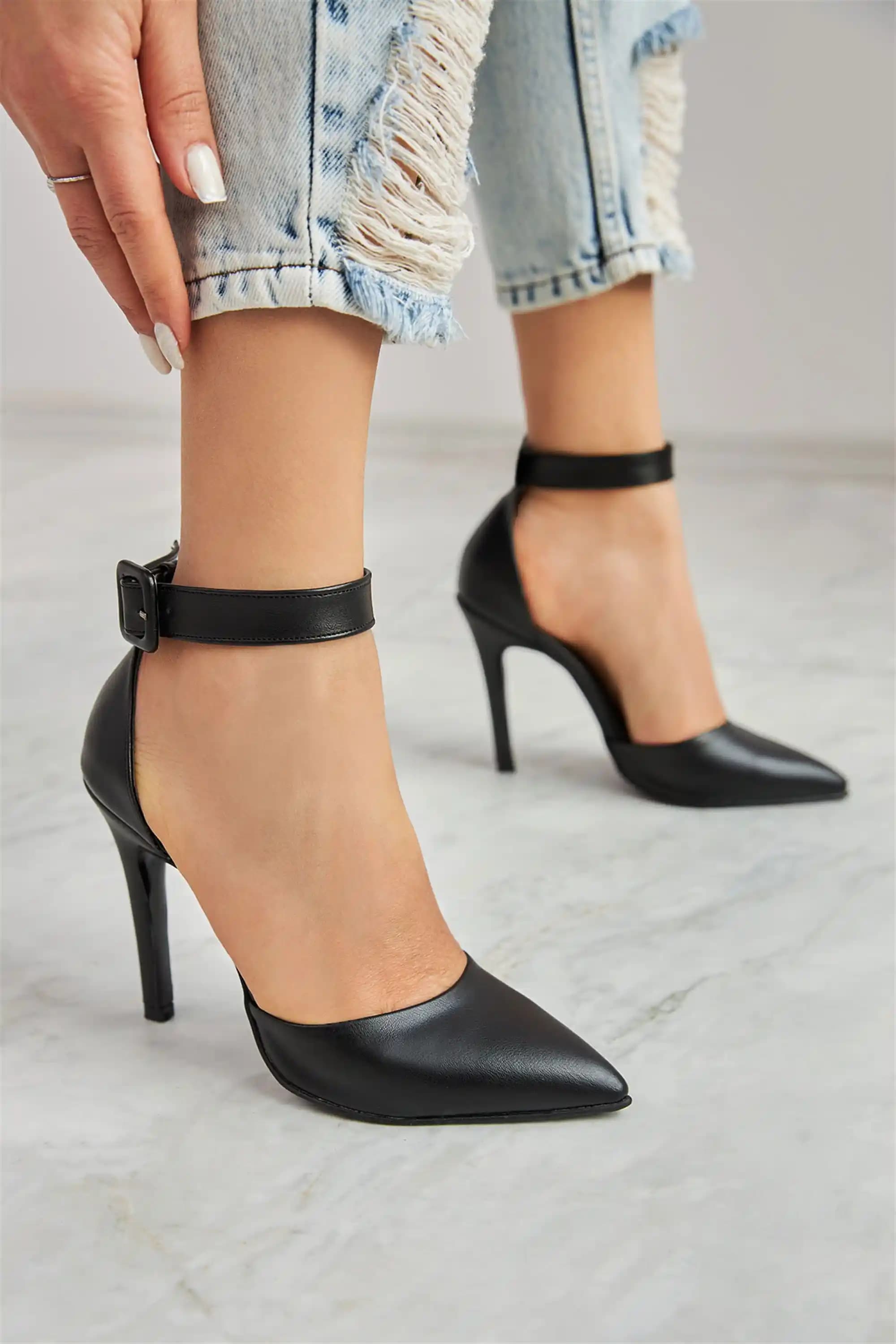 Siyah Sivri Burun Topuklu Ayakkabılar: Şıklık ve Zarafetin Modern İkonu