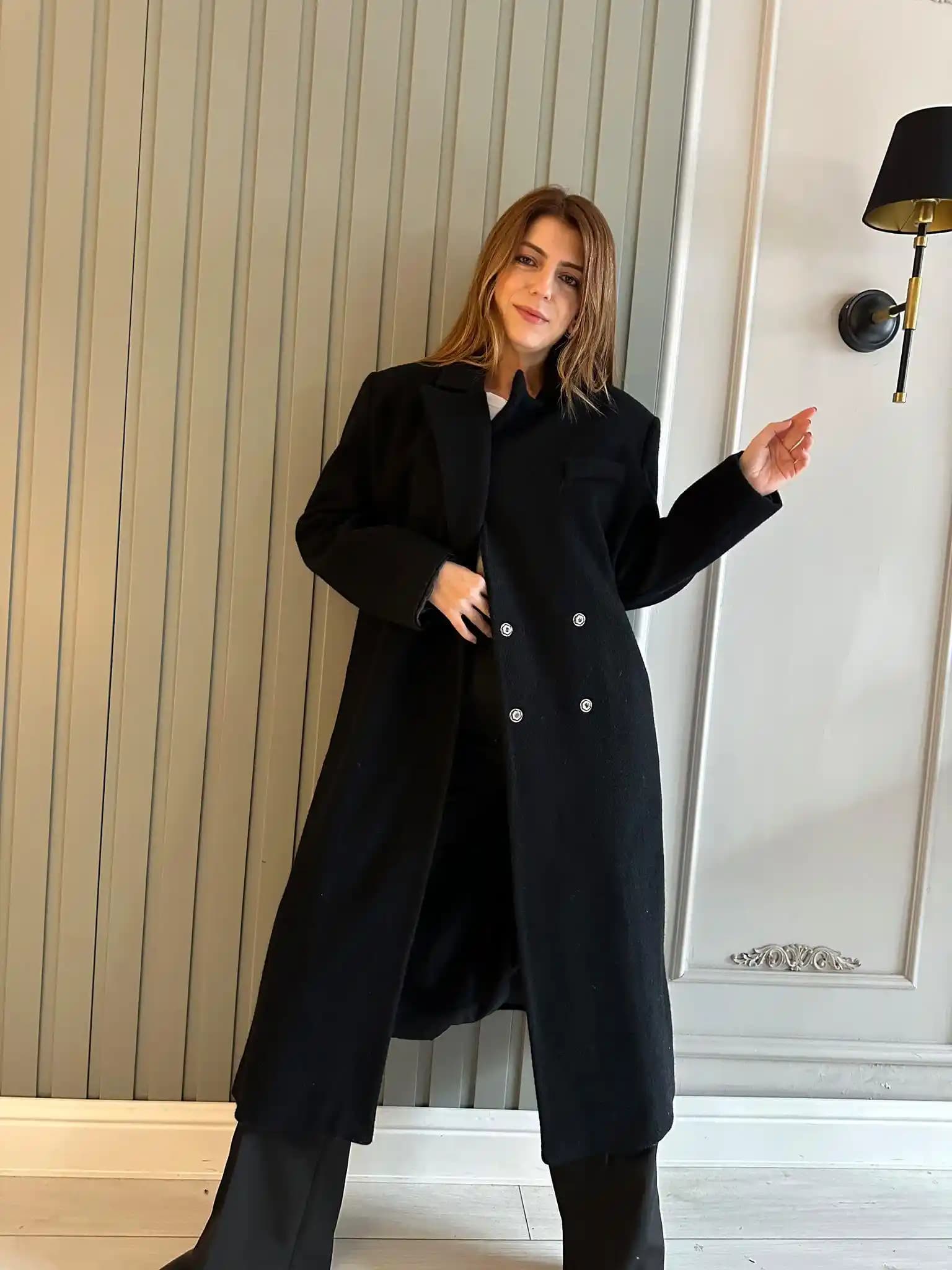 Siyah Uzun Kaşe Kabanlar: Kışın Şıklığını ve İşlevselliği Bir Arada Sunar