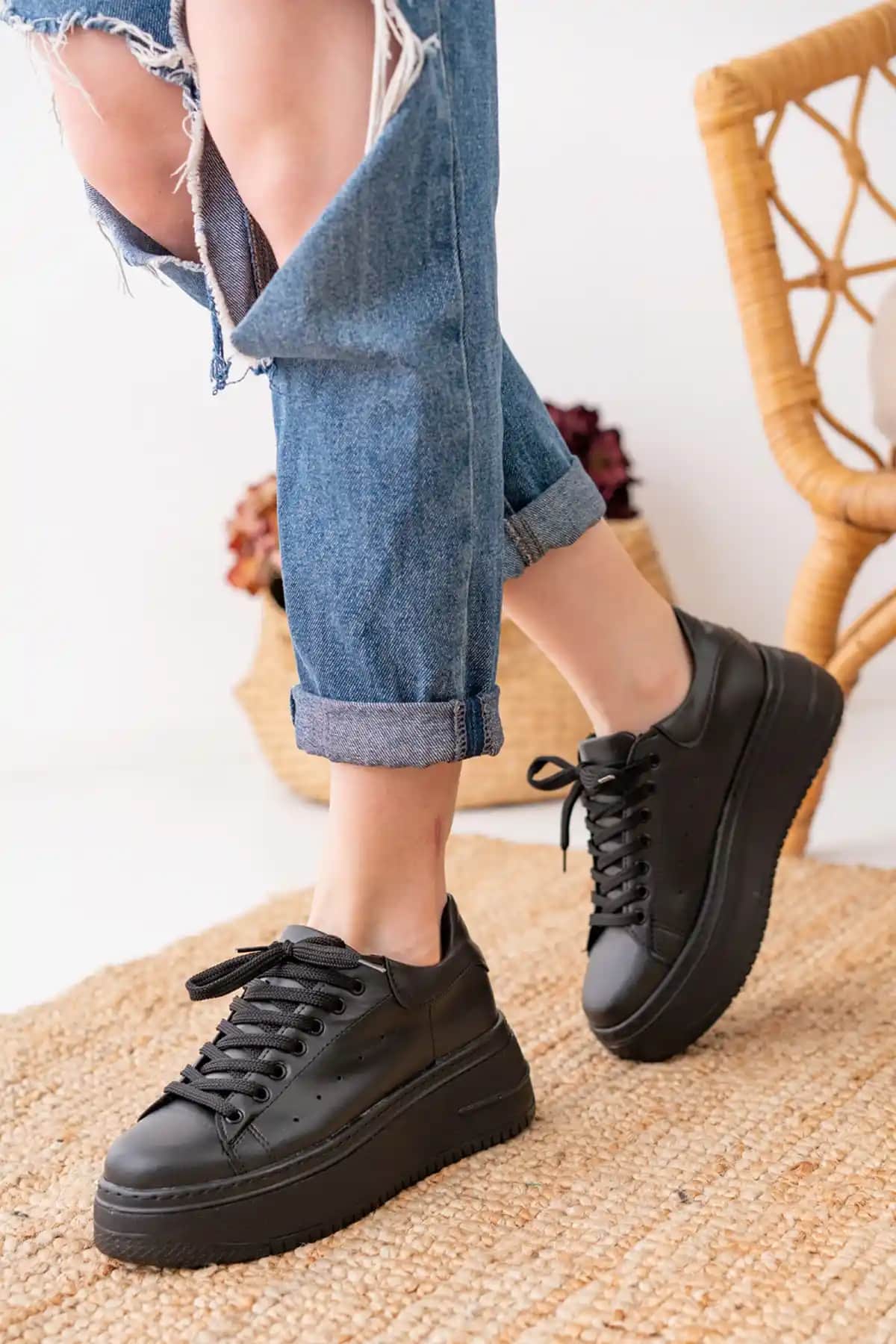 Siyah Yüksek Taban Sneakerlar: Modern Şıklık ve Konforun En İyi Buluşması