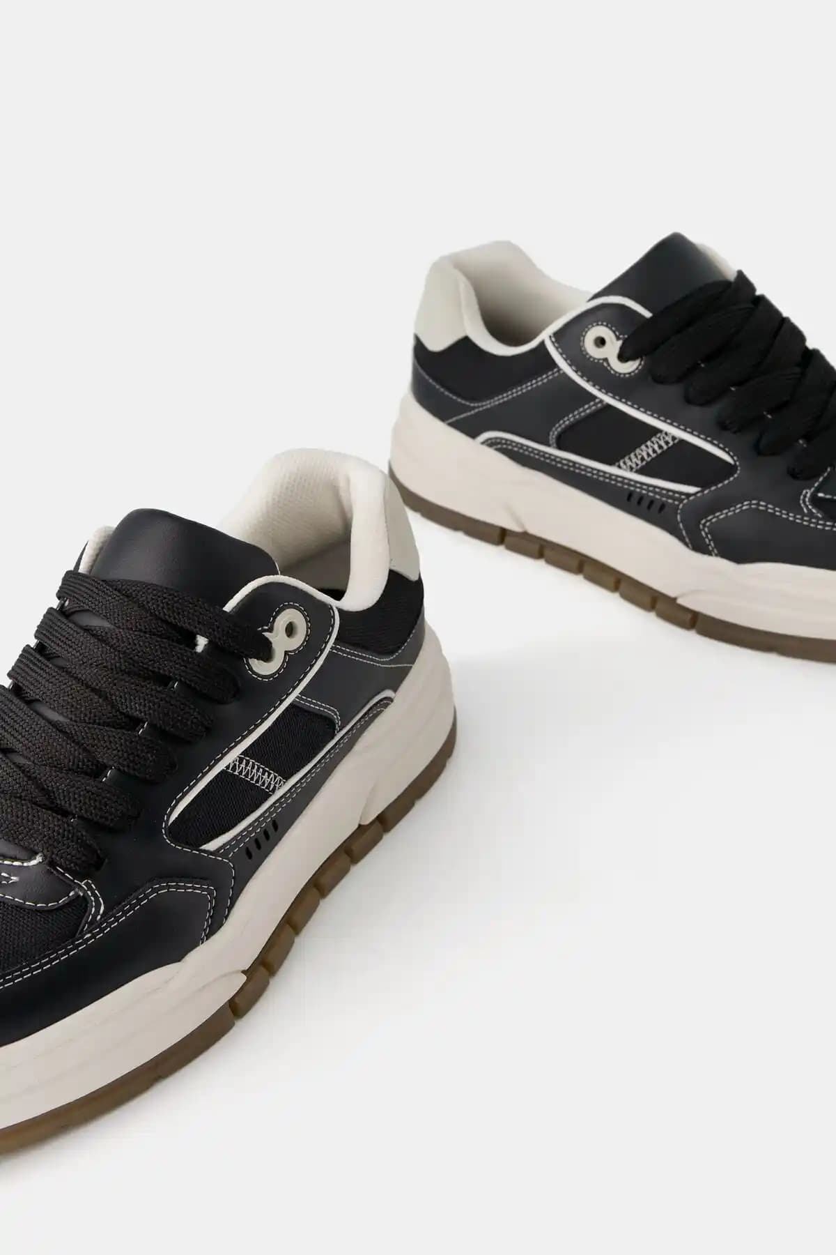 Skater Ayakkabıları: Sokak Modasının En Popüler ve Şık Ayakkabı Seçenekleri