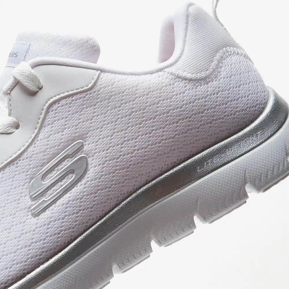 Skechers Beyaz Spor Ayakkabılar: Konfor ve Şıklık Sunan Modern Tasarımlar