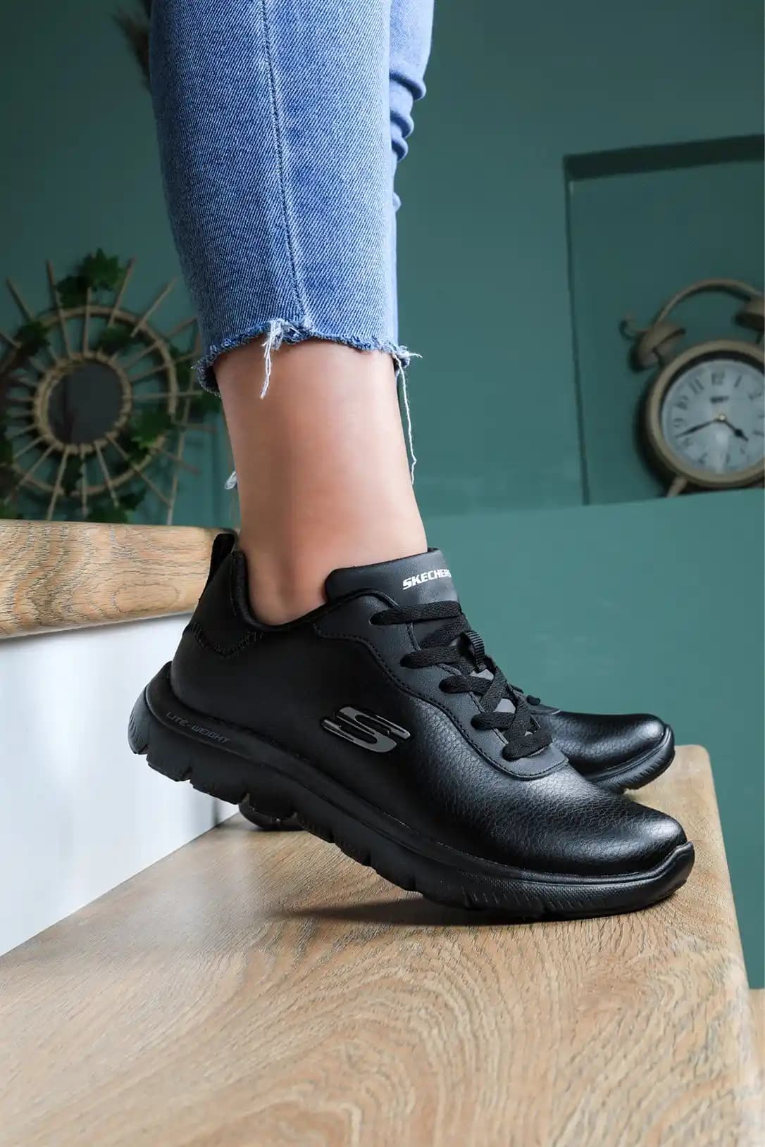 Skechers Kadın Deri Ayakkabıları: Şıklık ve Konforun Modern Buluşması