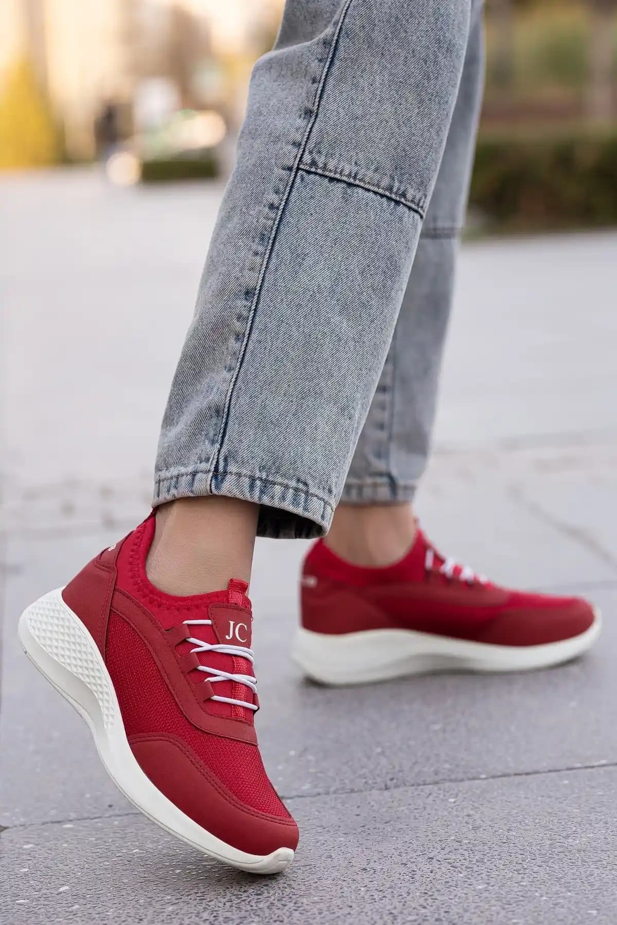 Sneaker Yürüyüş Ayakkabısı Seçerken Dikkat Edilmesi Gerekenler ve Trendler