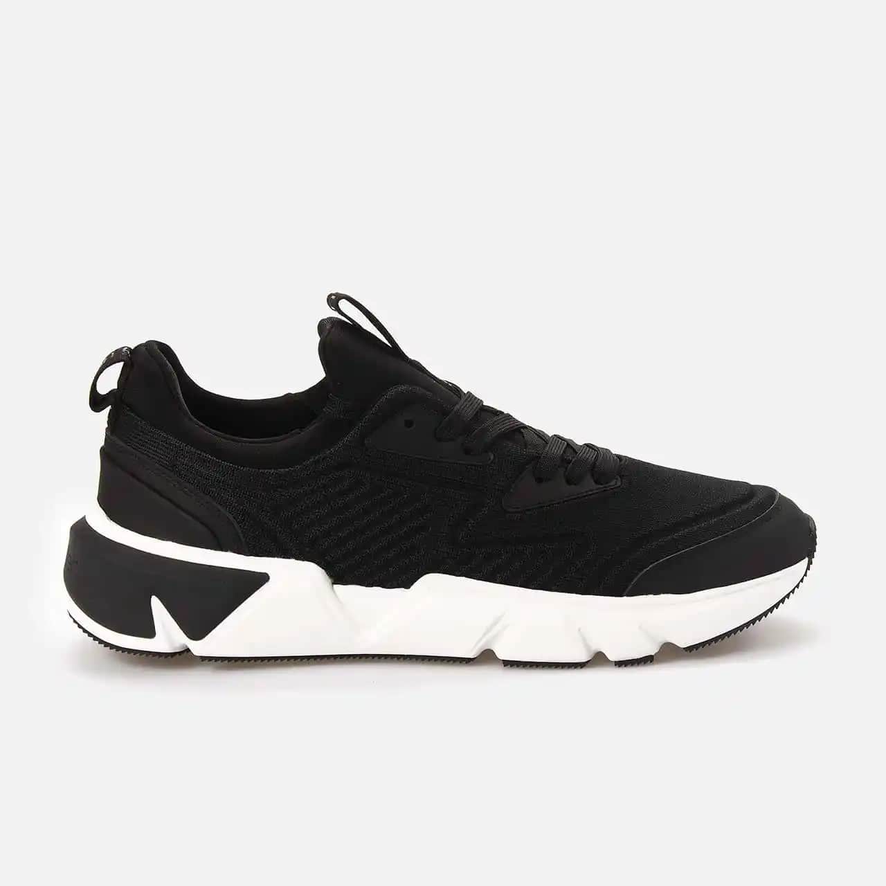 Spor Sneaker Nedir ve Günlük Giyimde Konfor ile Şıklığı Birleştiren Trendler