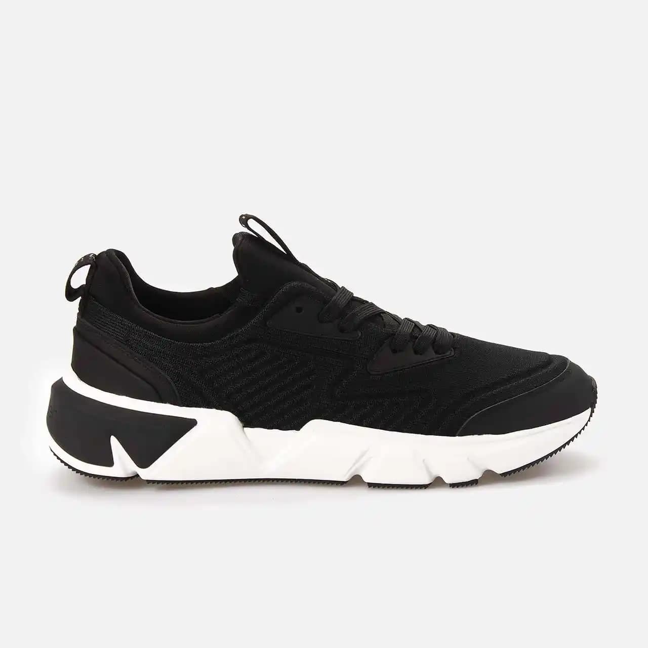 Spor Sneaker Nedir ve Günlük Giyimde Konfor ile Şıklığı Birleştiren Trendler
