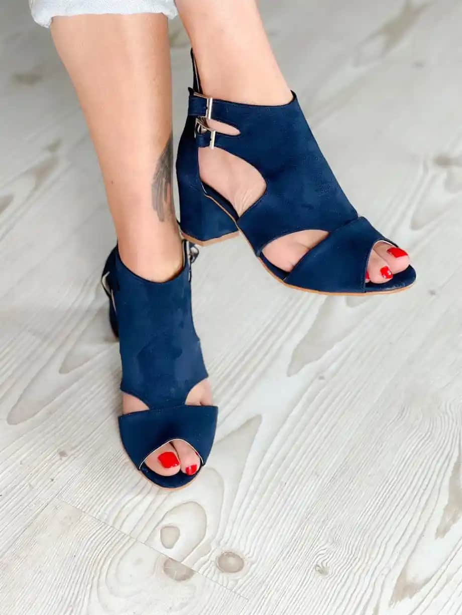 Süet Topuklu Sandaletler Moda ve Konforun Birleştiği Çok Yönlü Seçenekler