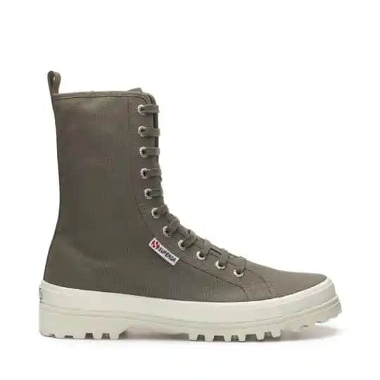 Superga Botlar ve Moda Dünyasındaki Yeri: Şıklık ve Konforun Buluşması