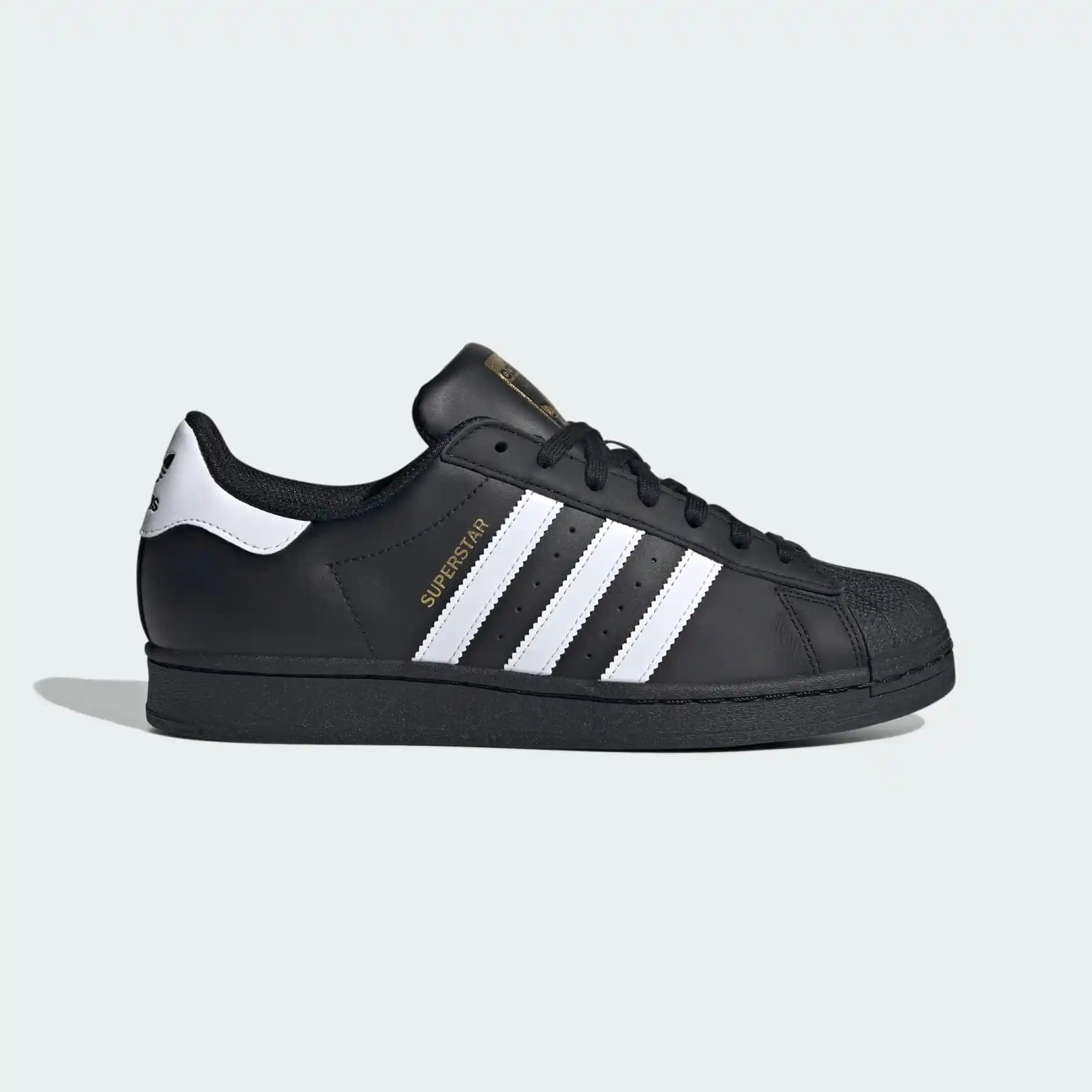 Superstar Adidas: Spor ve Sokak Modasında İkonik Tasarım ve Güncel Trendler