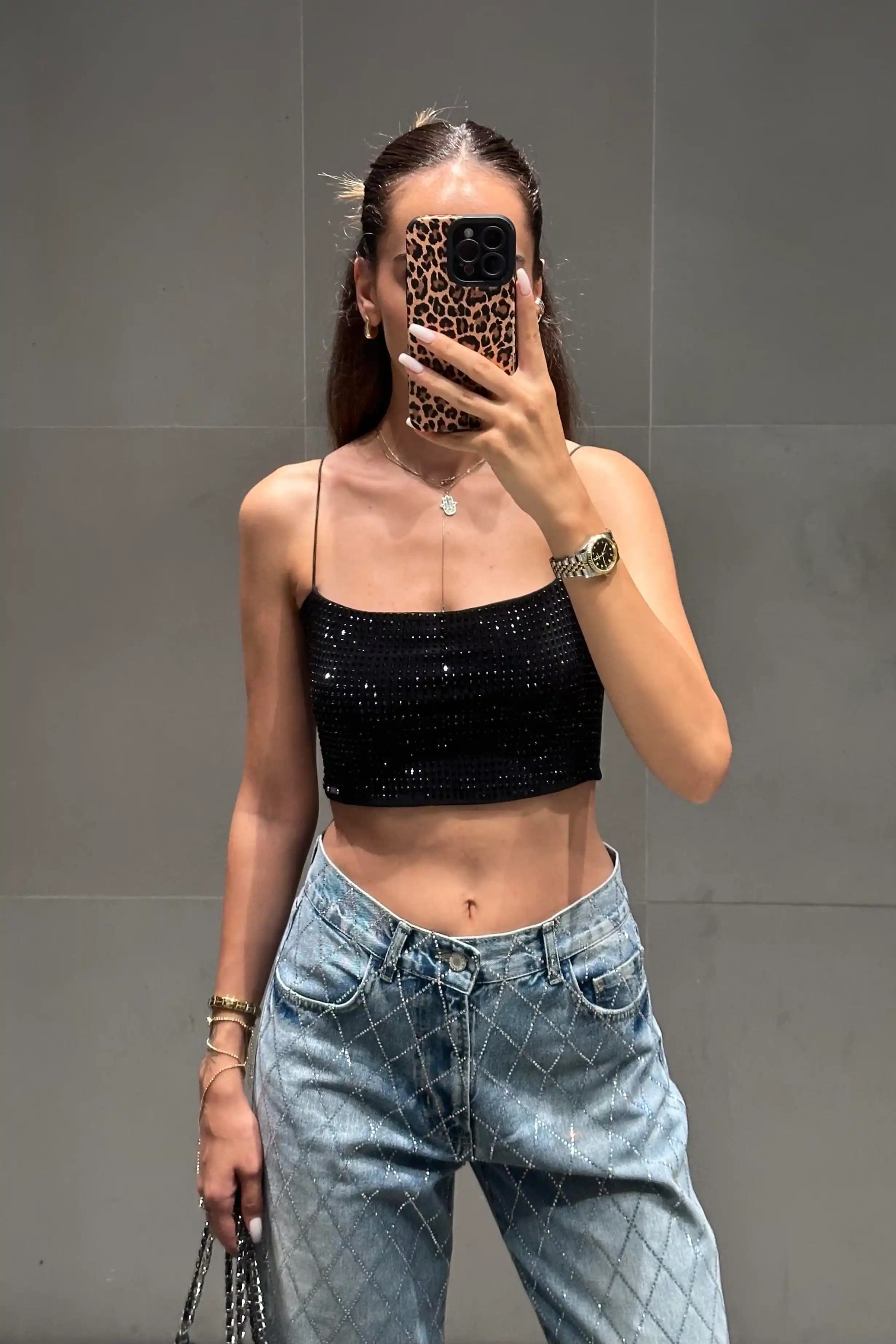 Taşlı Crop Modası: Günlük ve Gece Şıklığını Yansıtan Trendler ve Kombin İpuçları