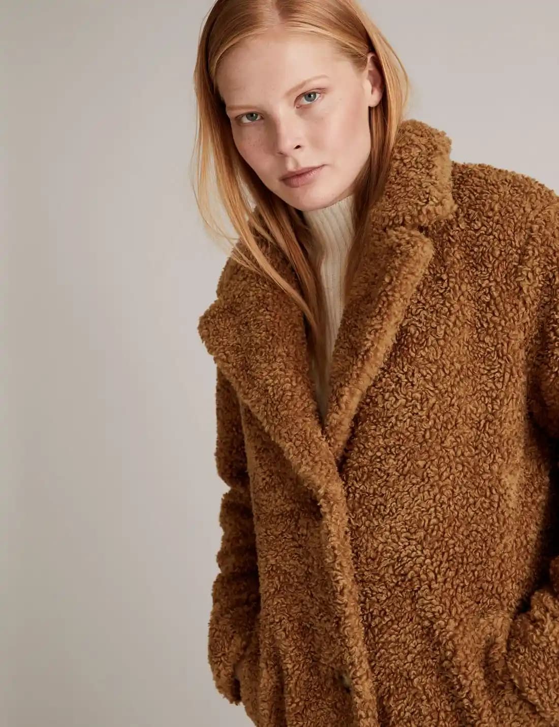 Teddy Peluş Kabanlar: Konfor ve Şıklığı Bir Arada Sunan Kış Moda Trendi